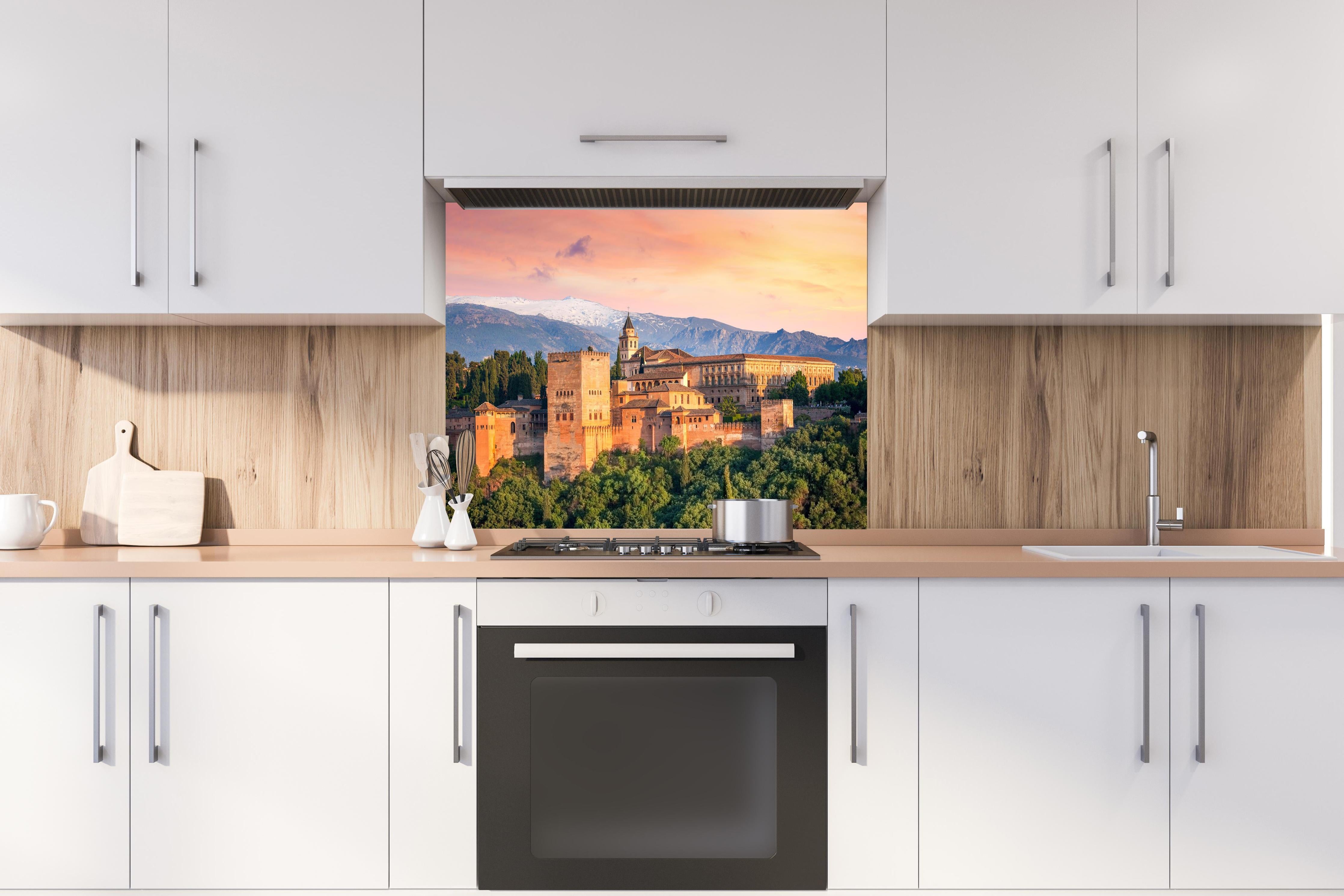 Spritzschutz - Alte arabische Festung - Alhambra hinter einem Cerankochfeld zwischen Holz-Kochutensilien
