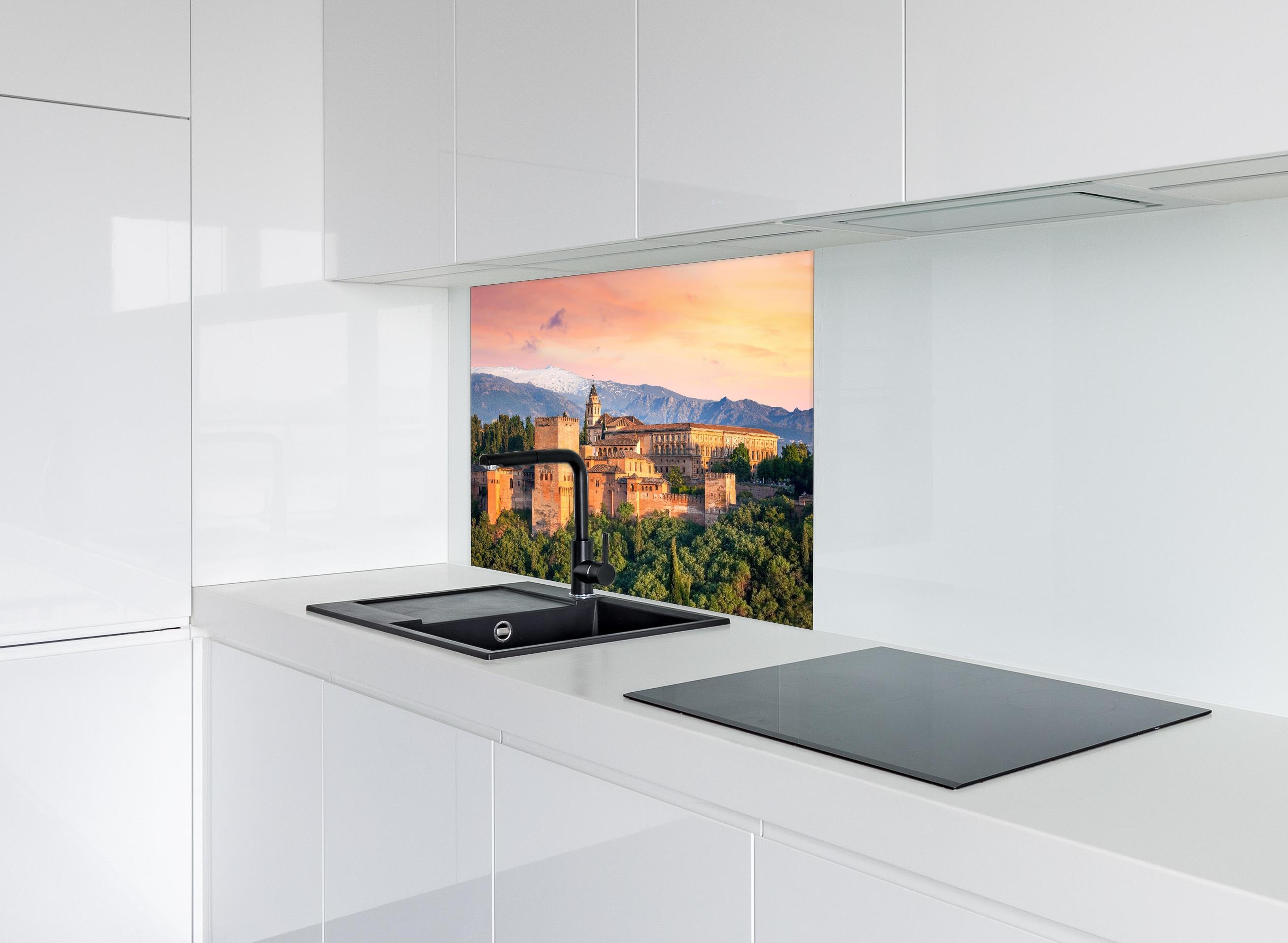 Spritzschutz - Alte arabische Festung - Alhambra hinter einem Cerankochfeld zwischen Holz-Kochutensilien
