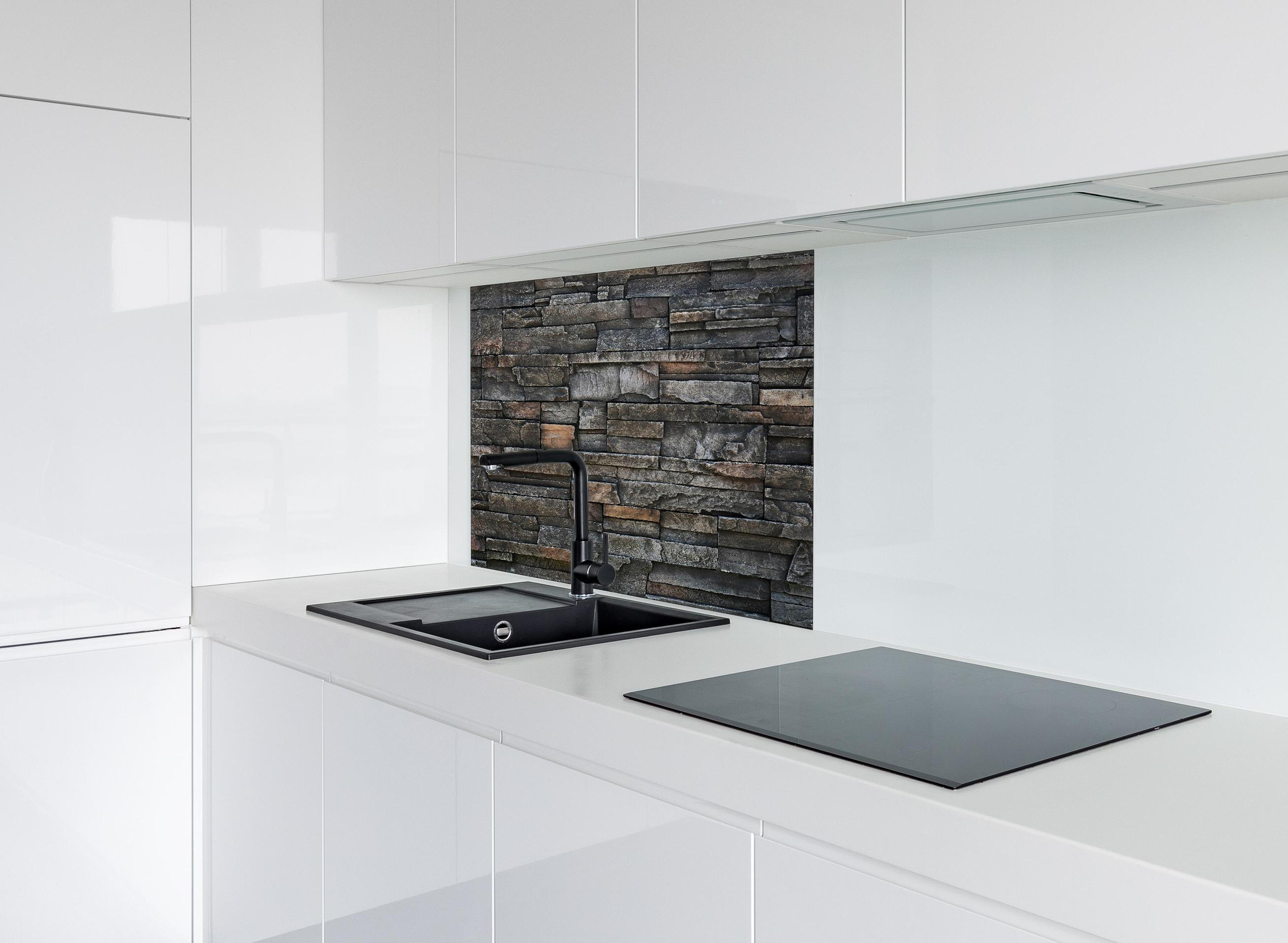 Spritzschutz - Alte dunkle Steinwand Textur hinter einem Cerankochfeld zwischen Holz-Kochutensilien
