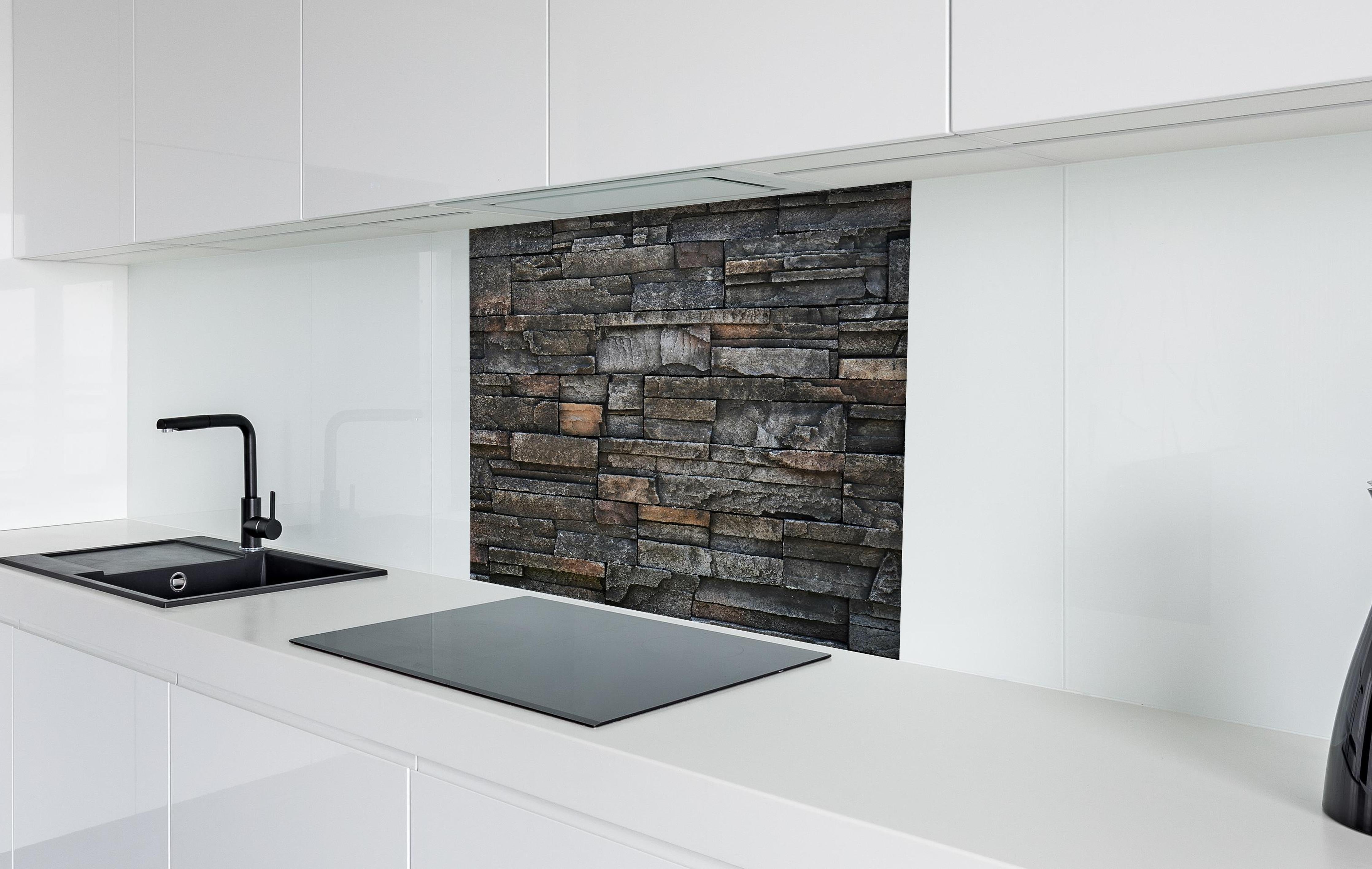 Spritzschutz - Alte dunkle Steinwand Textur hinter einem Cerankochfeld zwischen Holz-Kochutensilien
