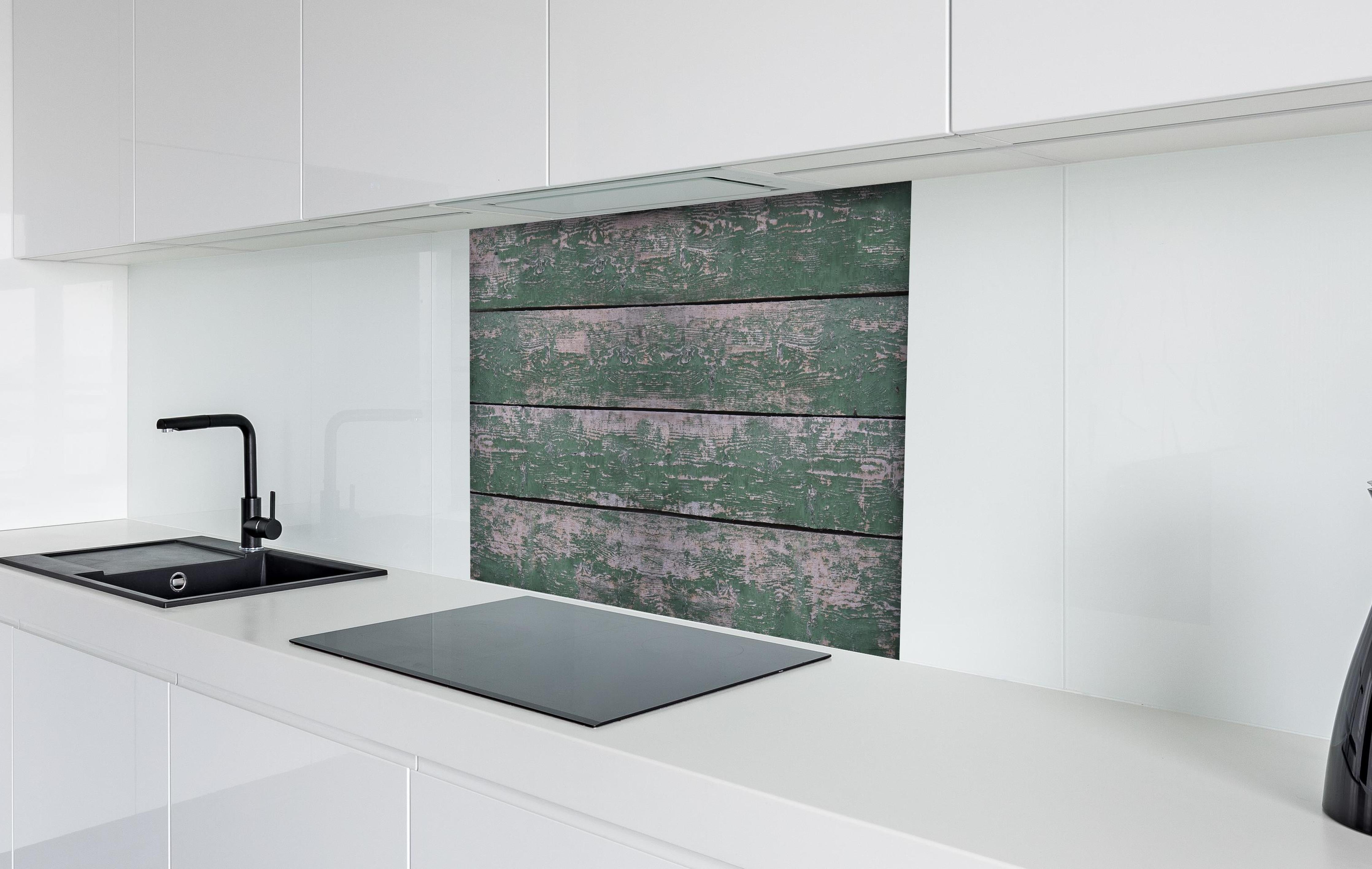 Spritzschutz - Alte grünliche Holztextur hinter einem Cerankochfeld zwischen Holz-Kochutensilien
