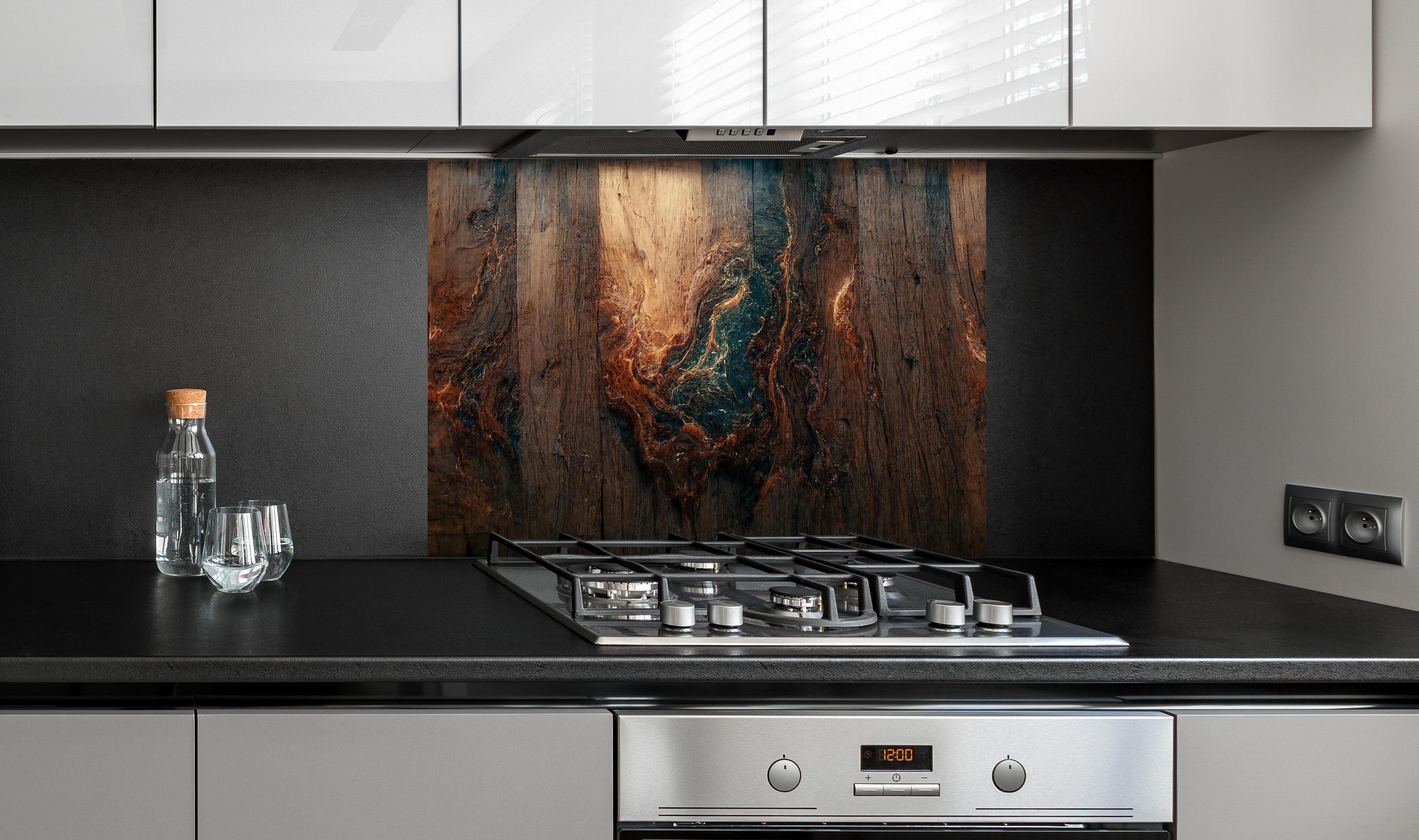 Spritzschutz - Alter Holzhintergrund mit blauem Harz hinter einem Cerankochfeld zwischen Holz-Kochutensilien
