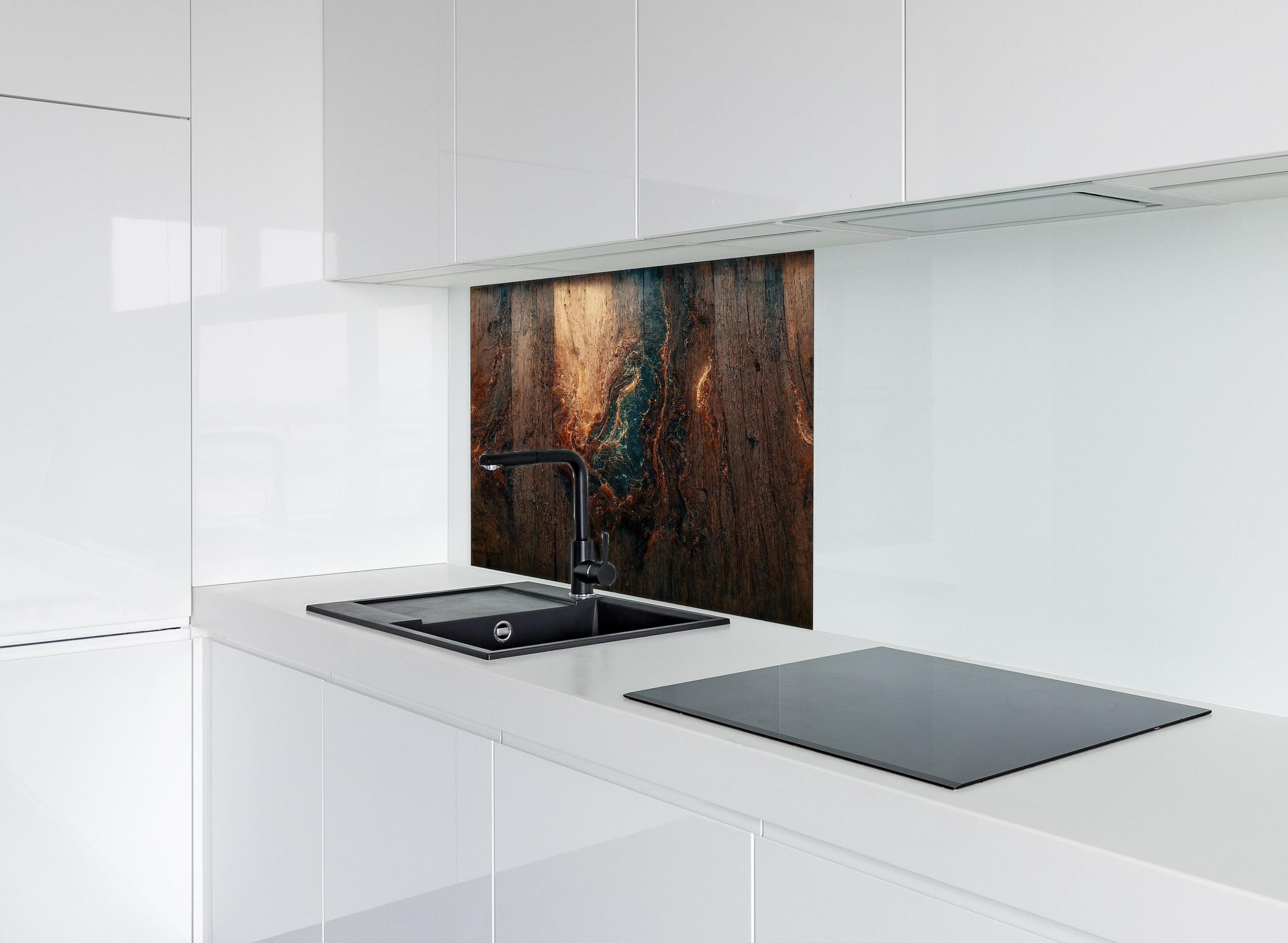 Spritzschutz - Alter Holzhintergrund mit blauem Harz hinter einem Cerankochfeld zwischen Holz-Kochutensilien
