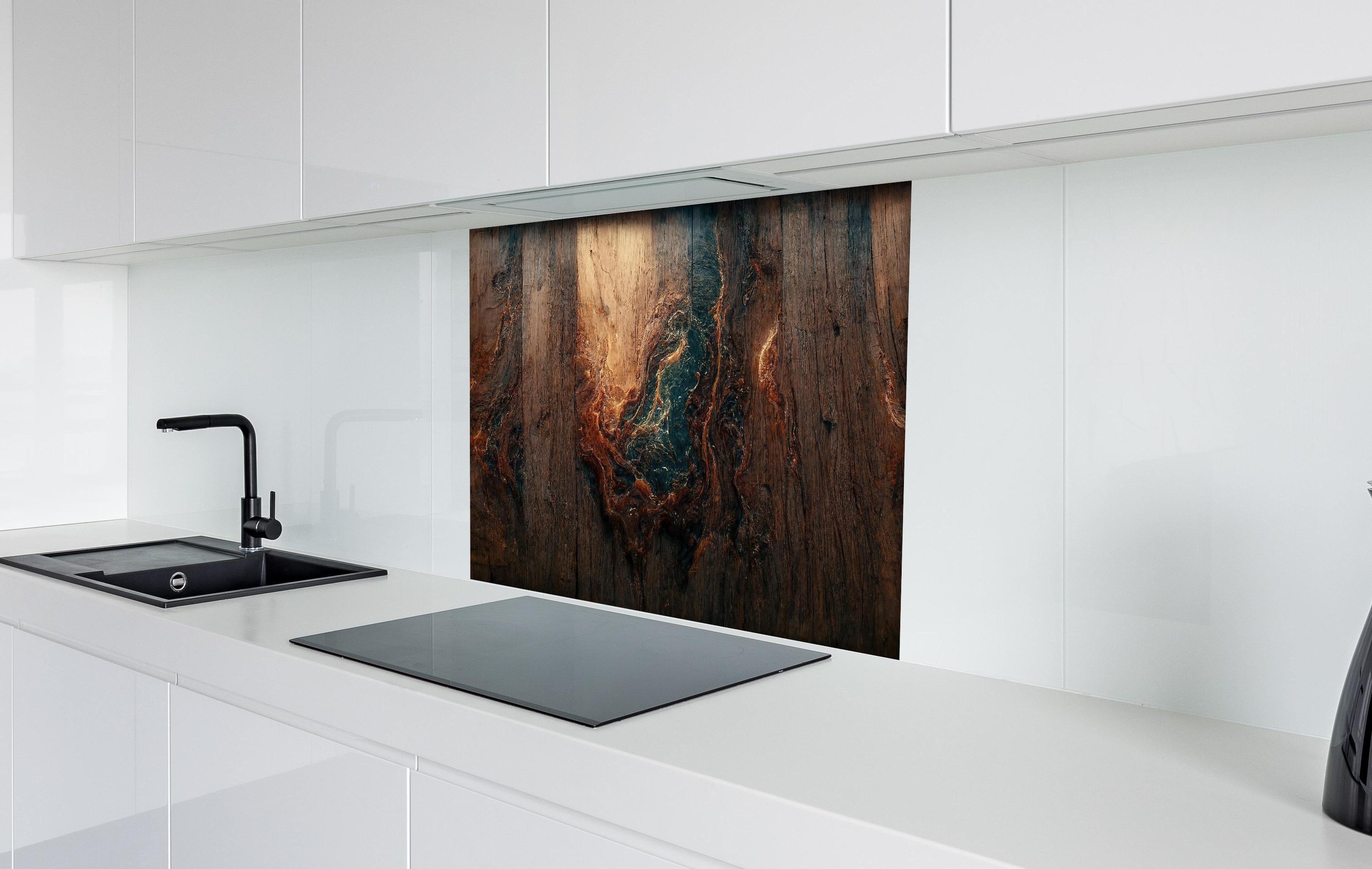 Spritzschutz - Alter Holzhintergrund mit blauem Harz hinter einem Cerankochfeld zwischen Holz-Kochutensilien
