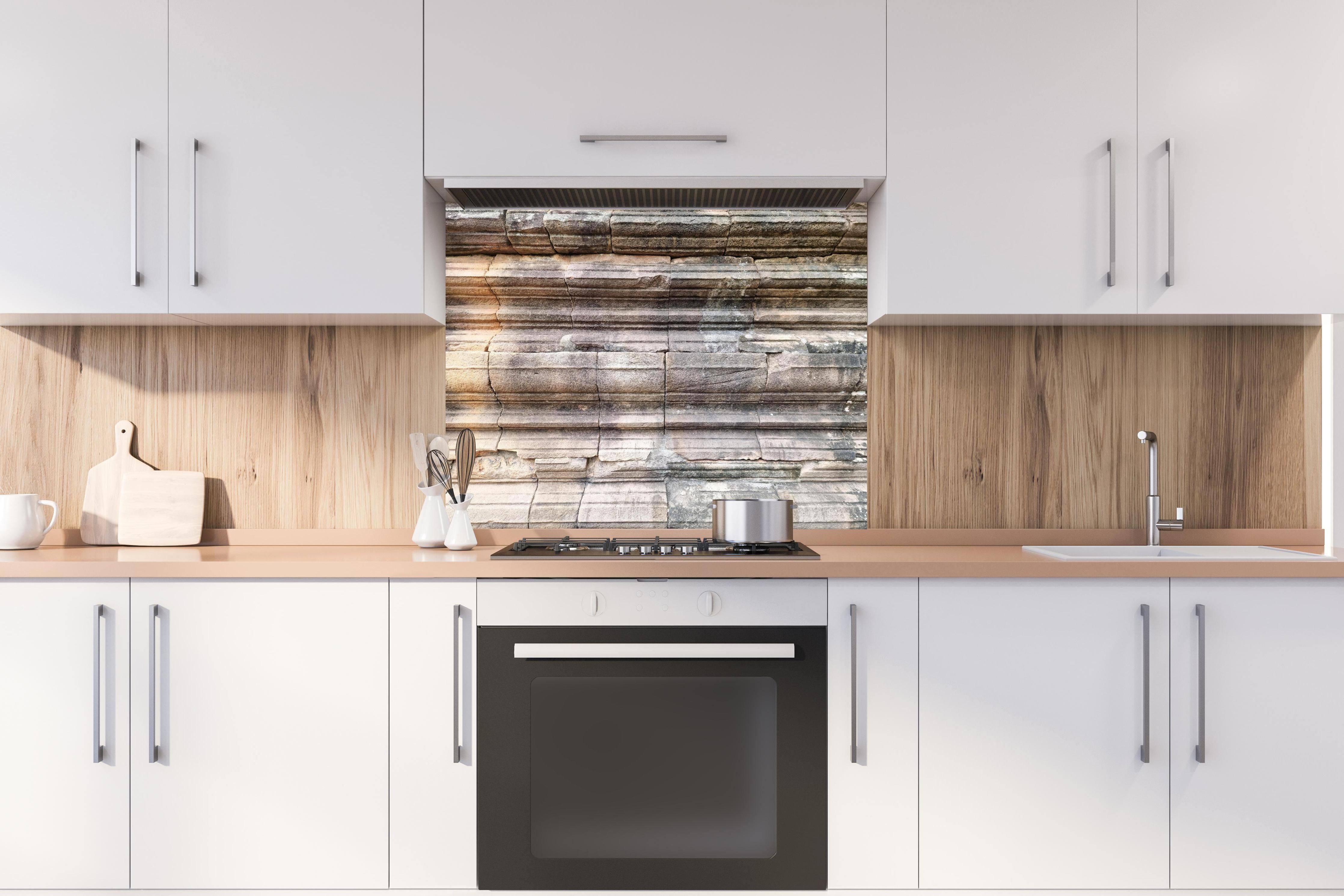 Spritzschutz - Alter Steinziegel - Grunge hinter einem Cerankochfeld zwischen Holz-Kochutensilien
