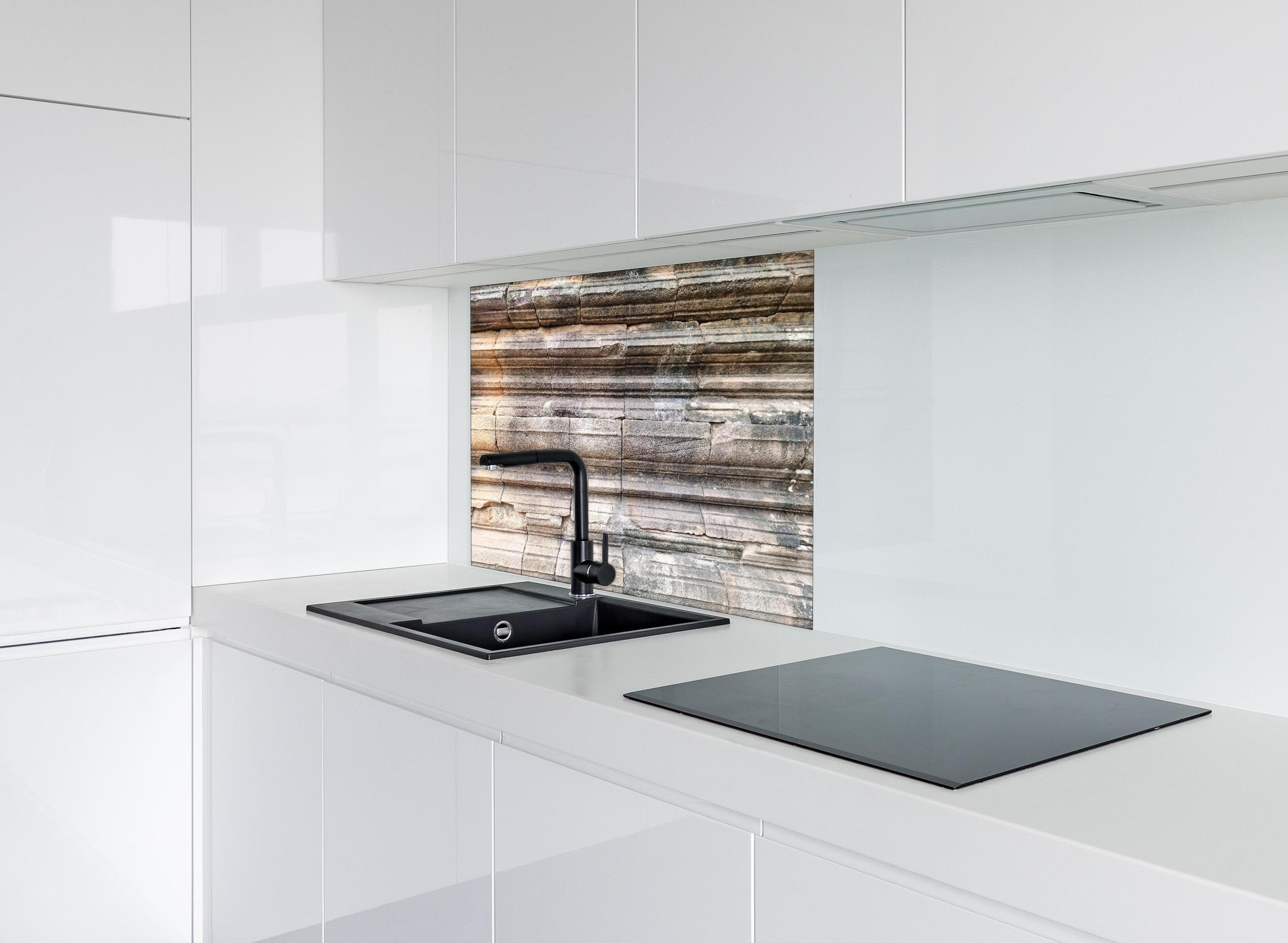 Spritzschutz - Alter Steinziegel - Grunge hinter einem Cerankochfeld zwischen Holz-Kochutensilien
