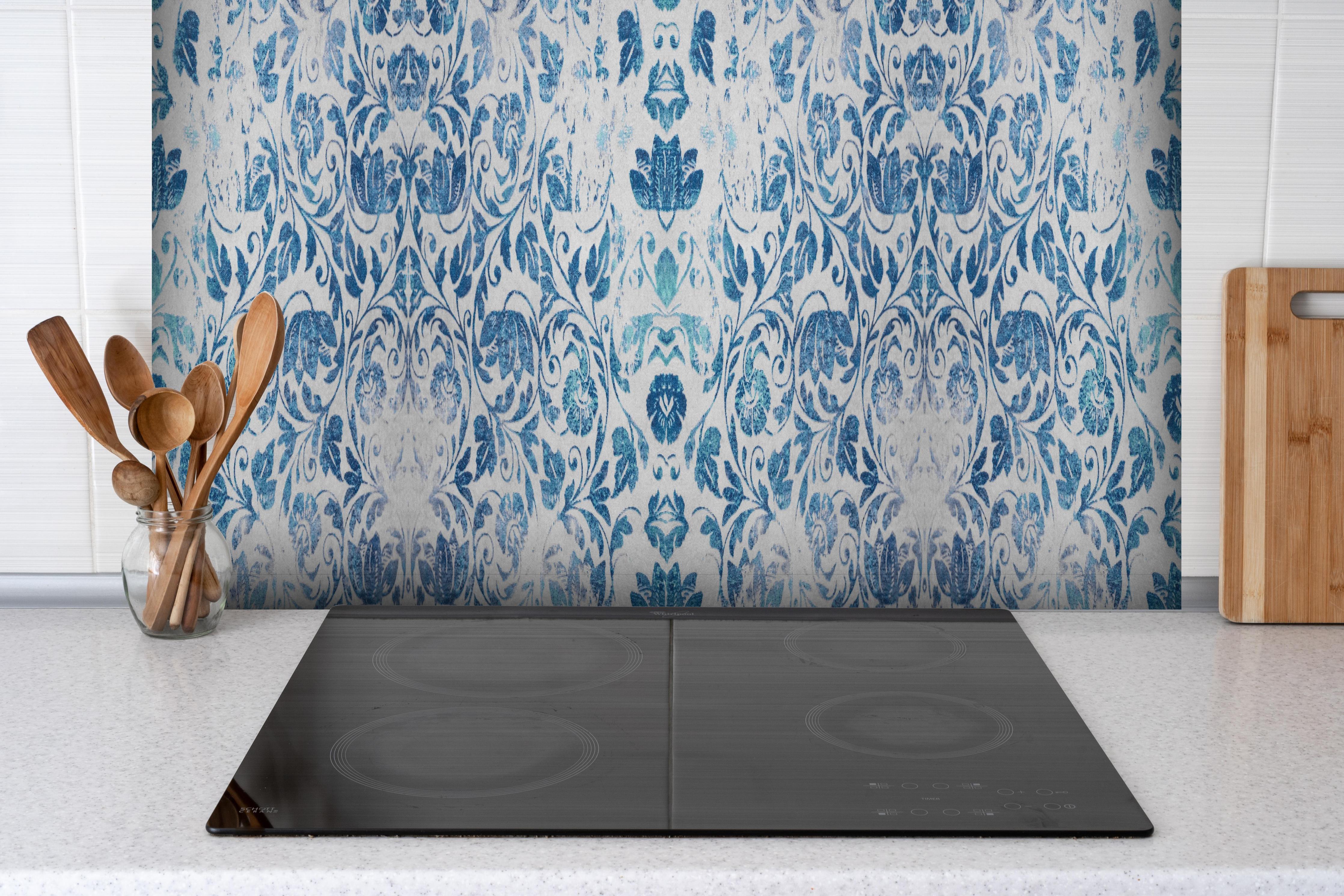 Spritzschutz - Altes Abgenutztes Damast Patchwork Vintage Motiv hinter einem Cerankochfeld zwischen Holz-Kochutensilien
