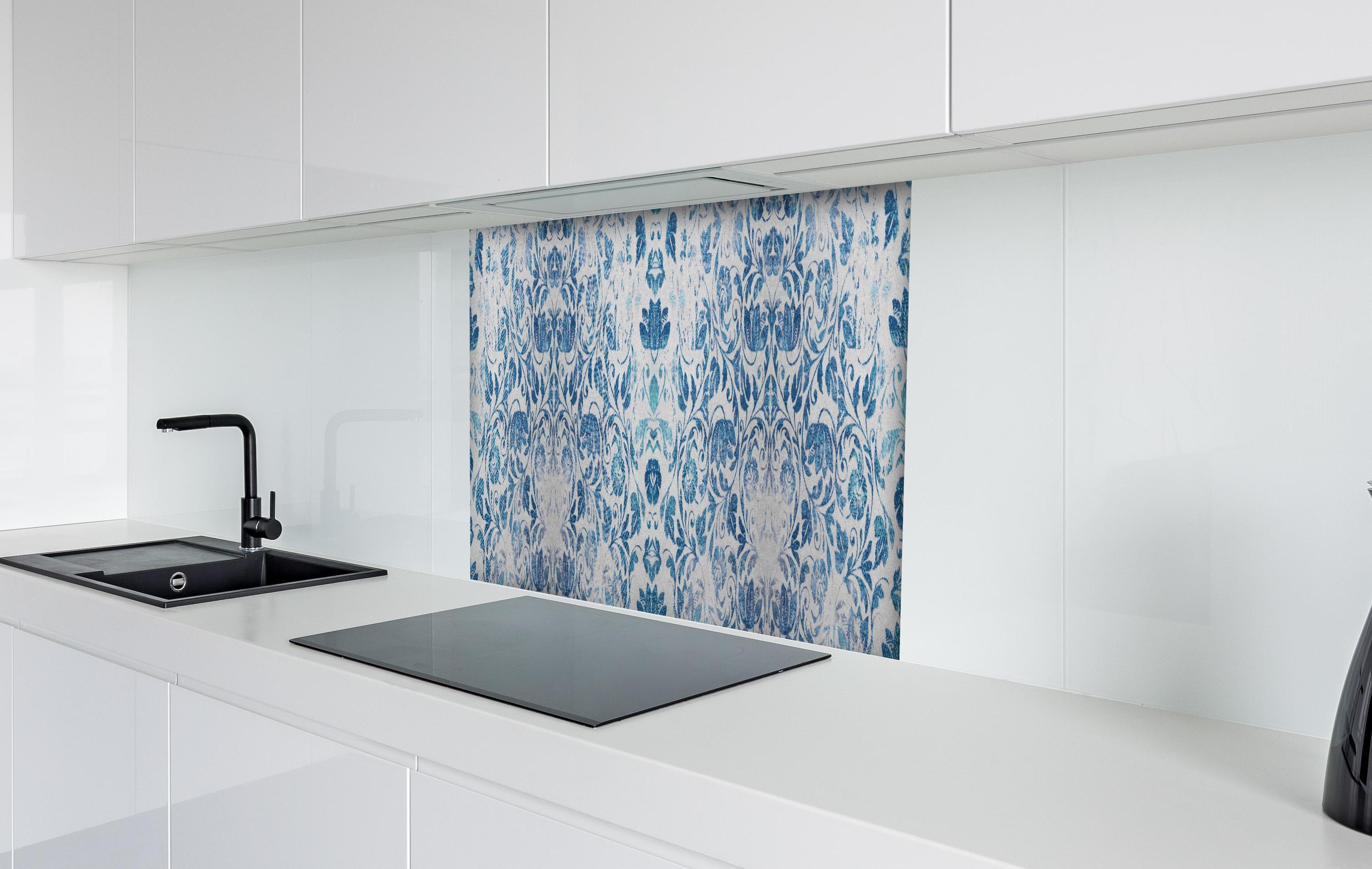 Spritzschutz - Altes Abgenutztes Damast Patchwork Vintage Motiv hinter einem Cerankochfeld zwischen Holz-Kochutensilien
