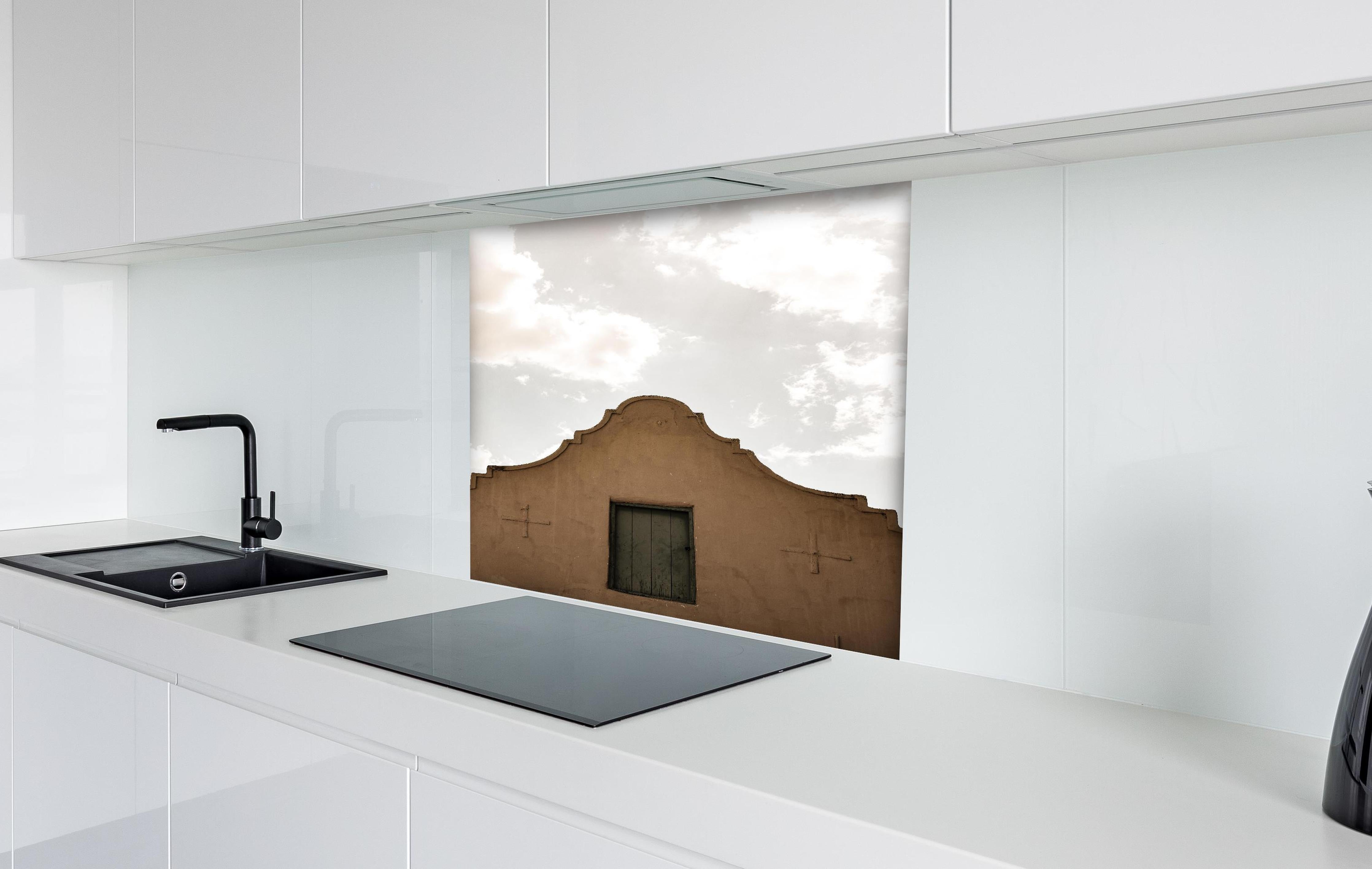 Spritzschutz - Altes Gebäude gegen bewölkten Himmel Kontrast hinter einem Cerankochfeld zwischen Holz-Kochutensilien
