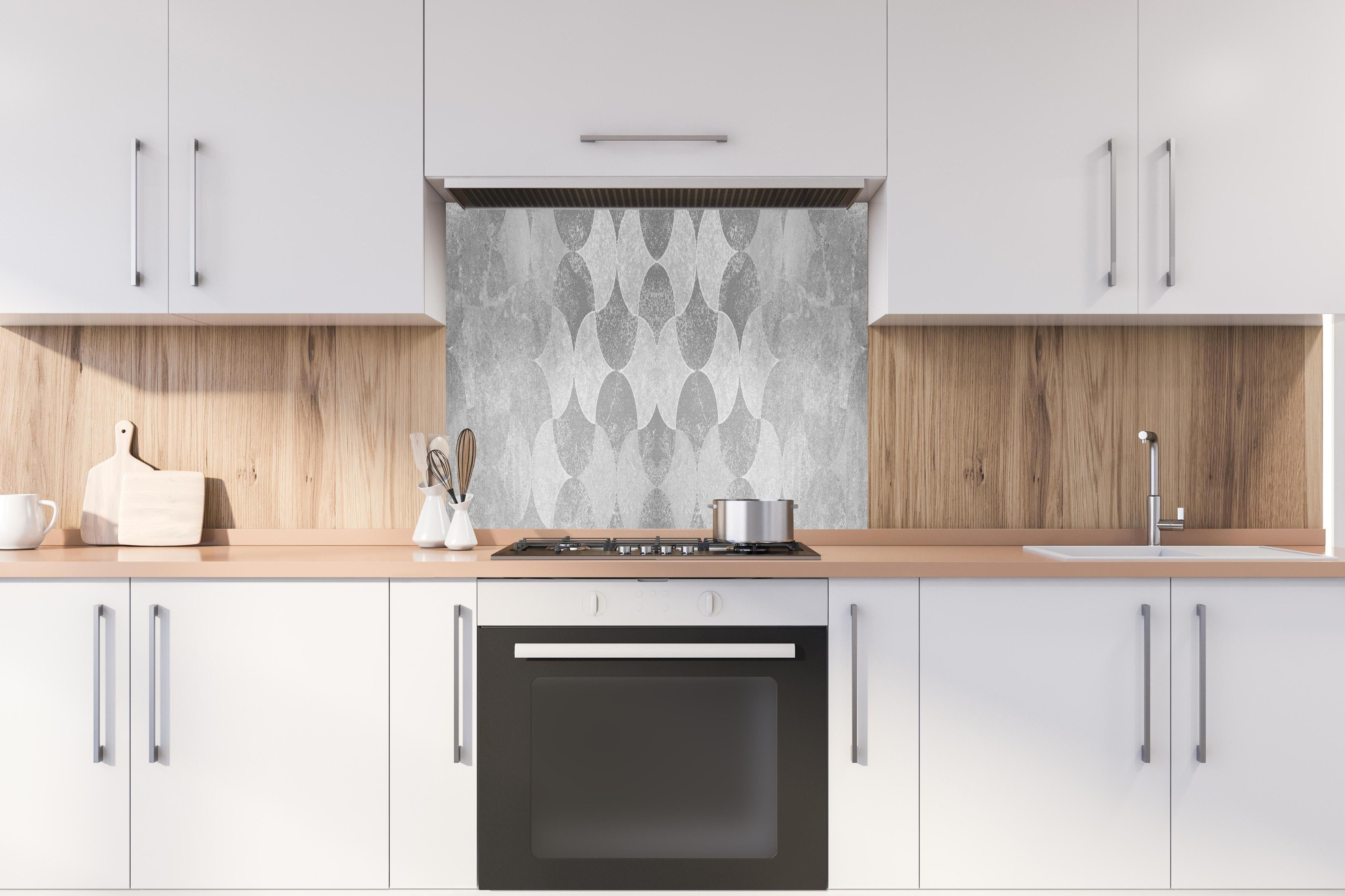 Spritzschutz - Altes abstraktes Betonmuster hinter einem Cerankochfeld zwischen Holz-Kochutensilien
