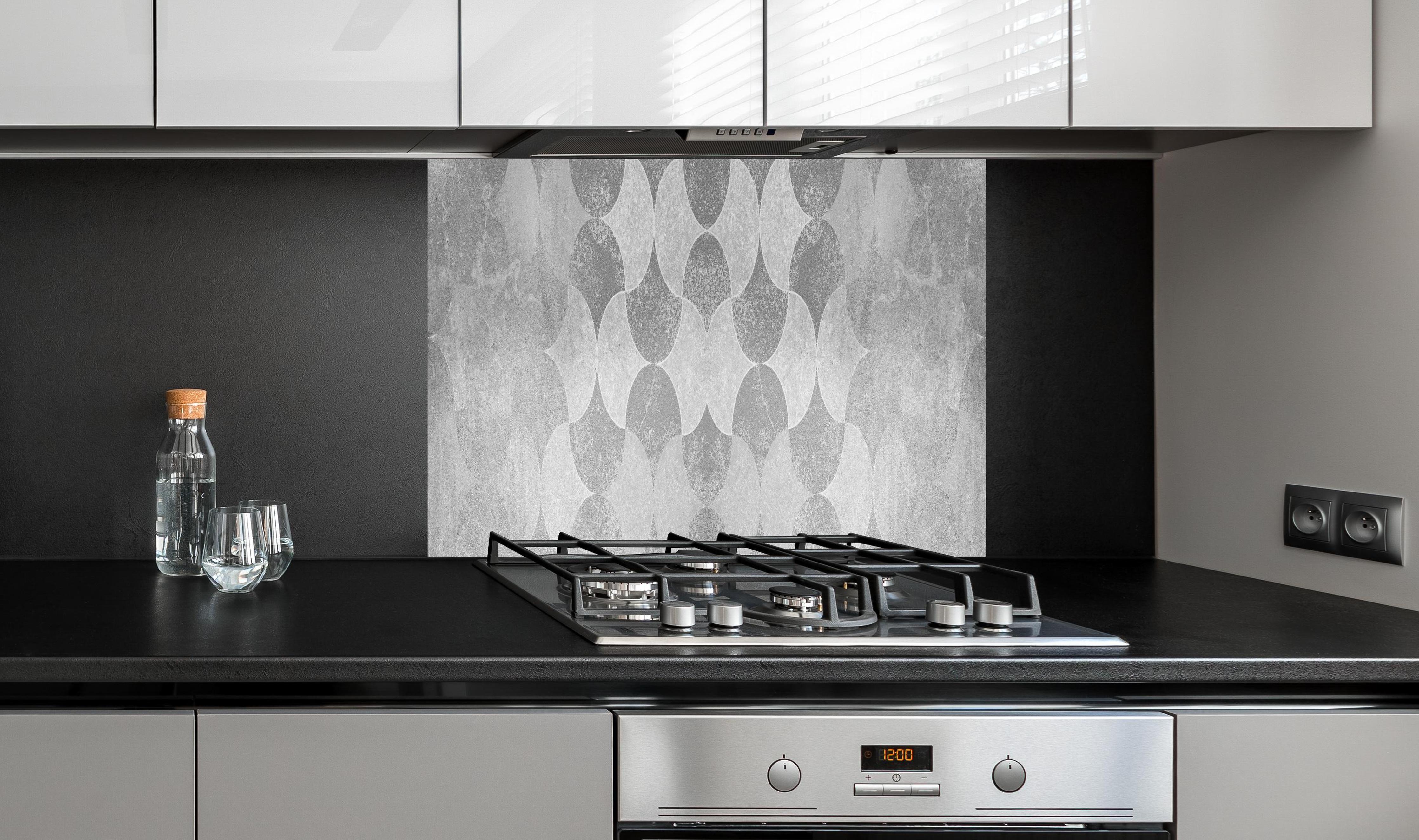 Spritzschutz - Altes abstraktes Betonmuster hinter einem Cerankochfeld zwischen Holz-Kochutensilien
