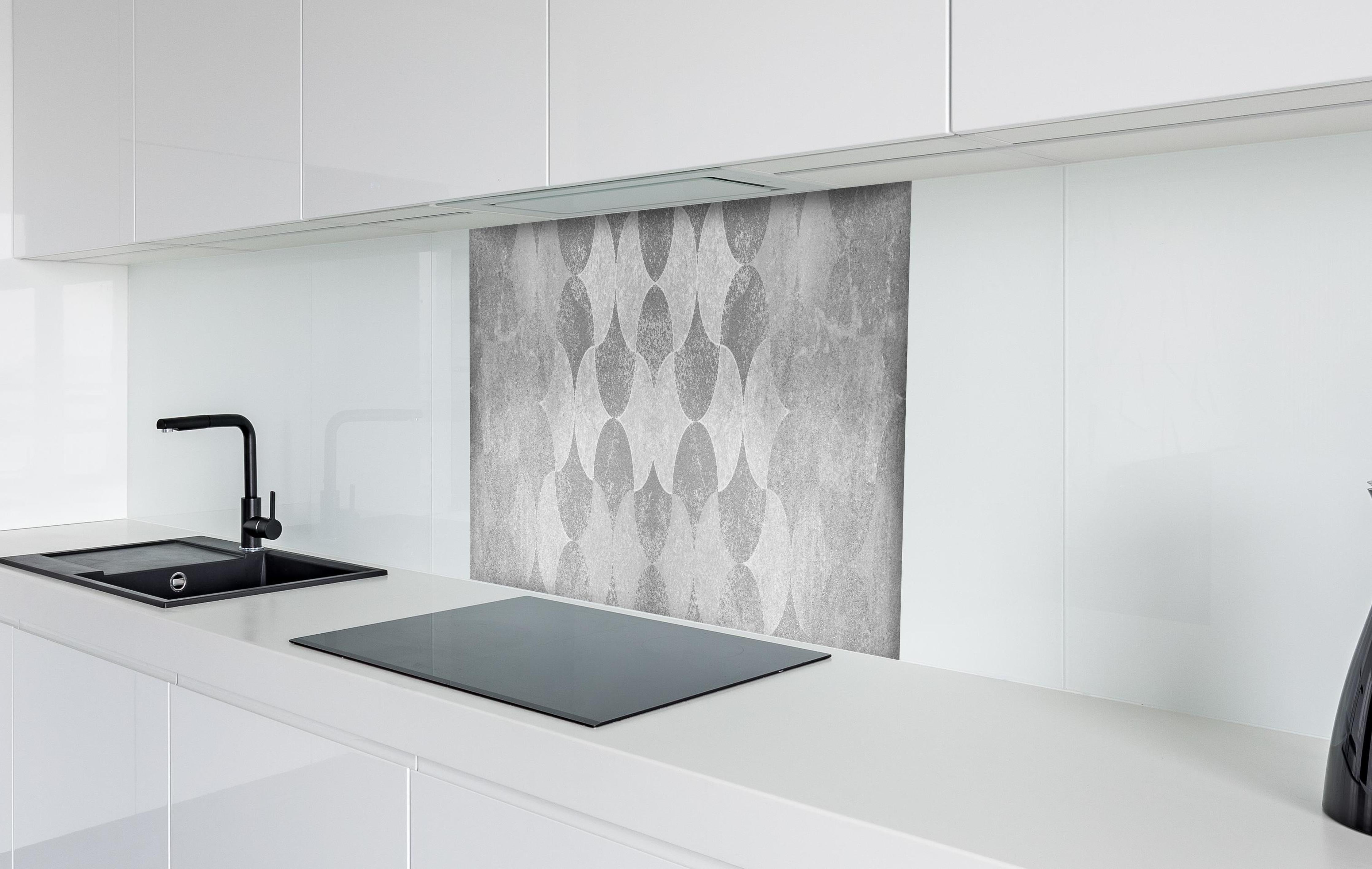 Spritzschutz - Altes abstraktes Betonmuster hinter einem Cerankochfeld zwischen Holz-Kochutensilien
