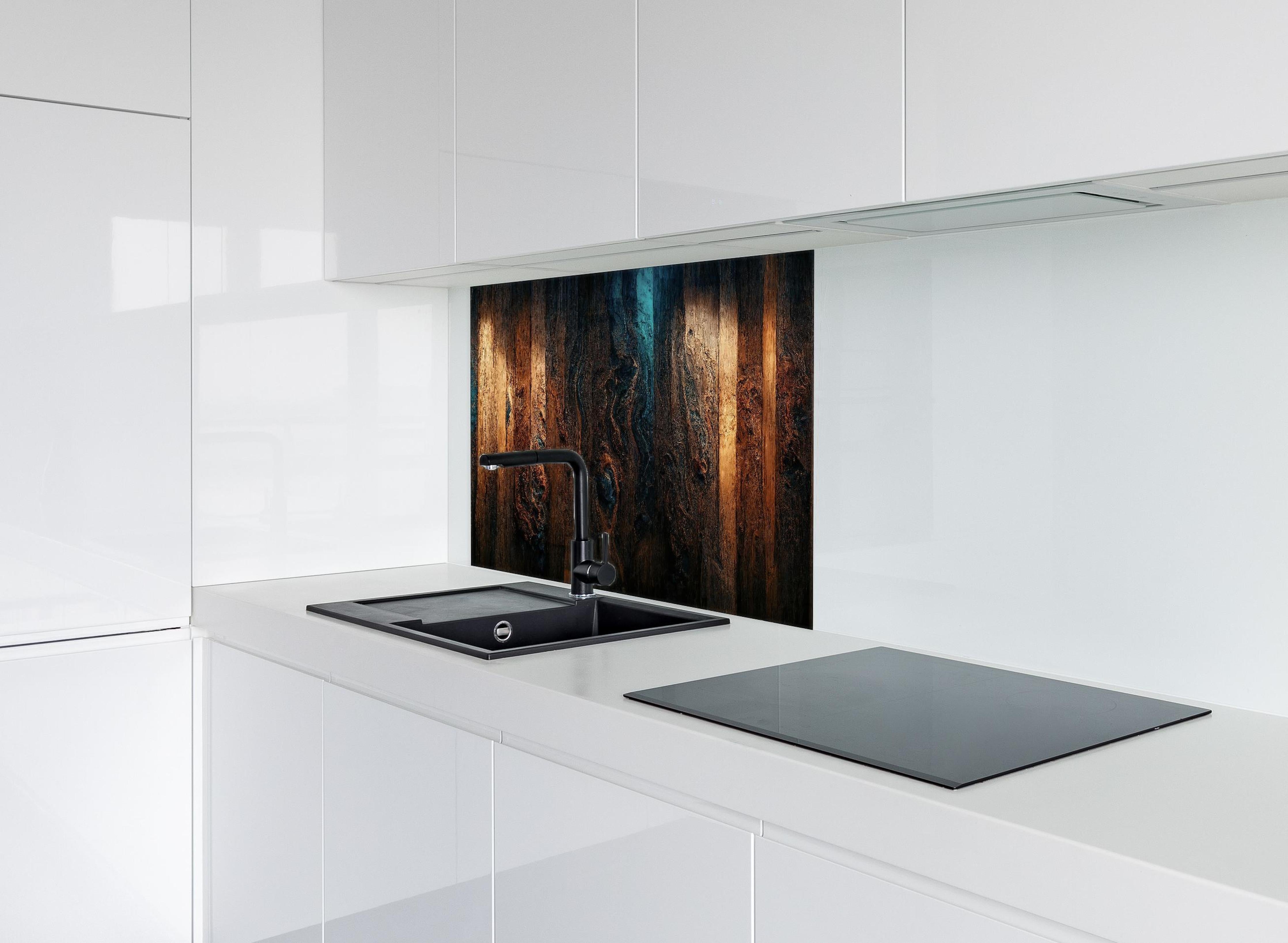 Spritzschutz - Altholz Tischplatte mit blauem Epoxy hinter einem Cerankochfeld zwischen Holz-Kochutensilien
