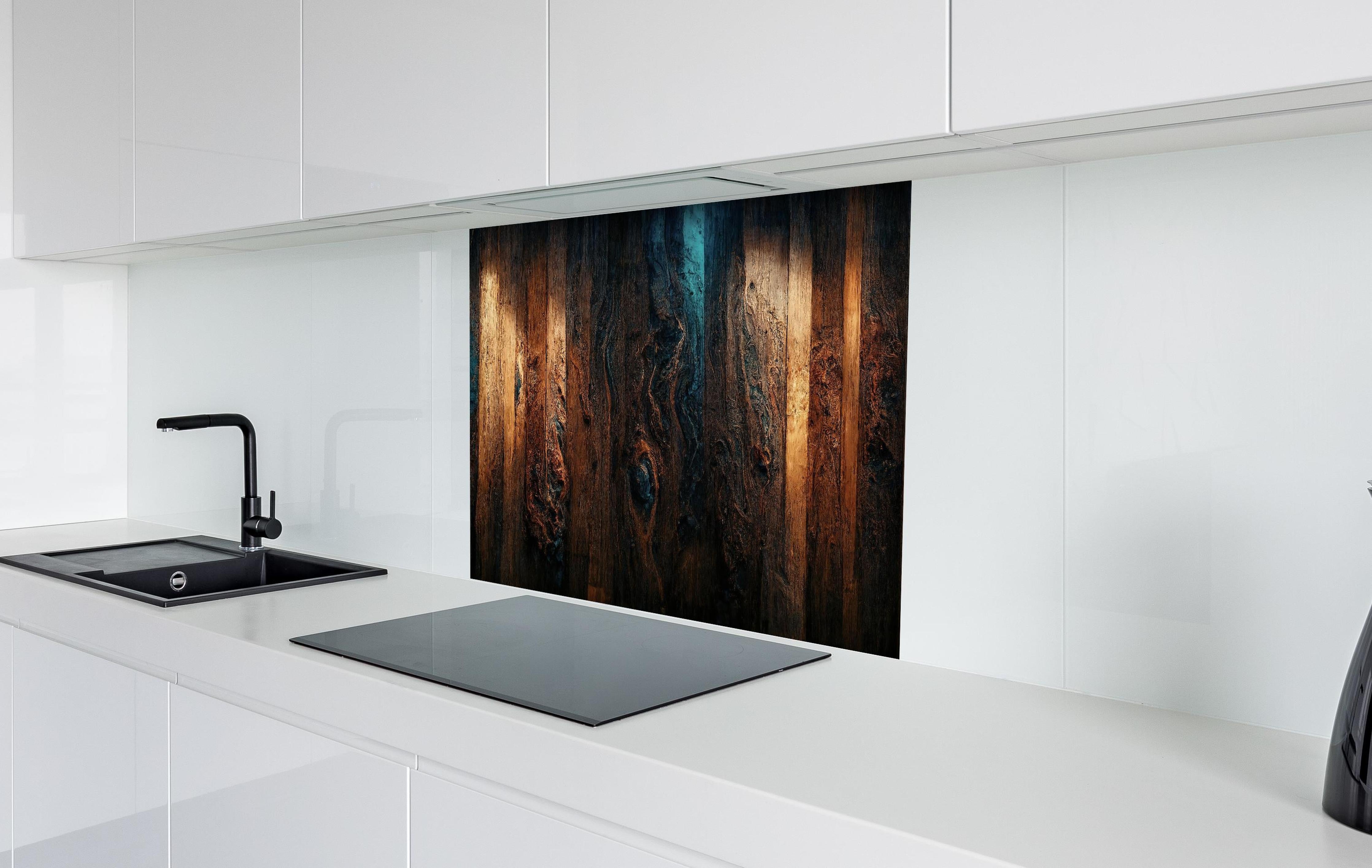 Spritzschutz - Altholz Tischplatte mit blauem Epoxy hinter einem Cerankochfeld zwischen Holz-Kochutensilien
