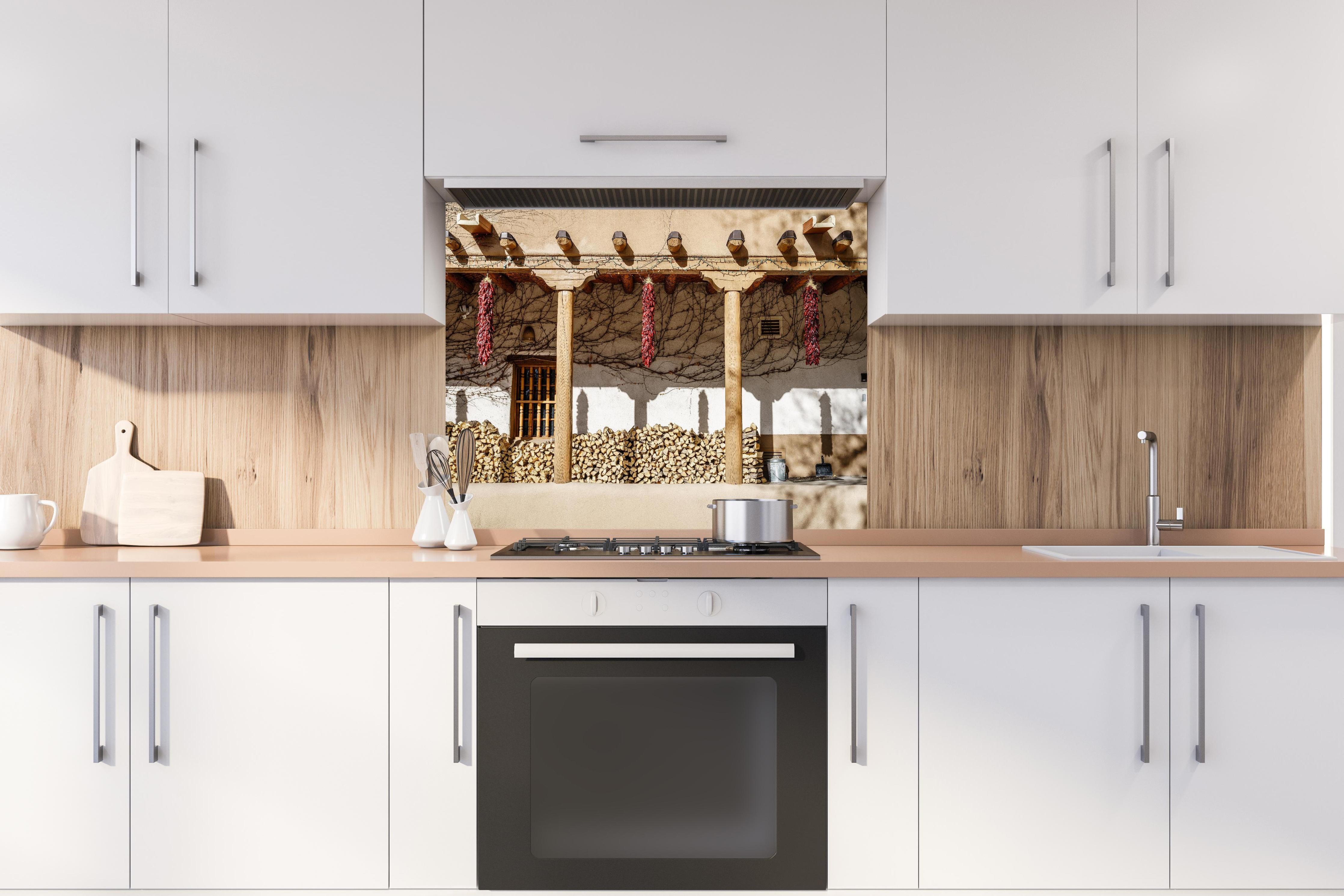 Spritzschutz - Altmodische Architektur - New Mexico hinter einem Cerankochfeld zwischen Holz-Kochutensilien
