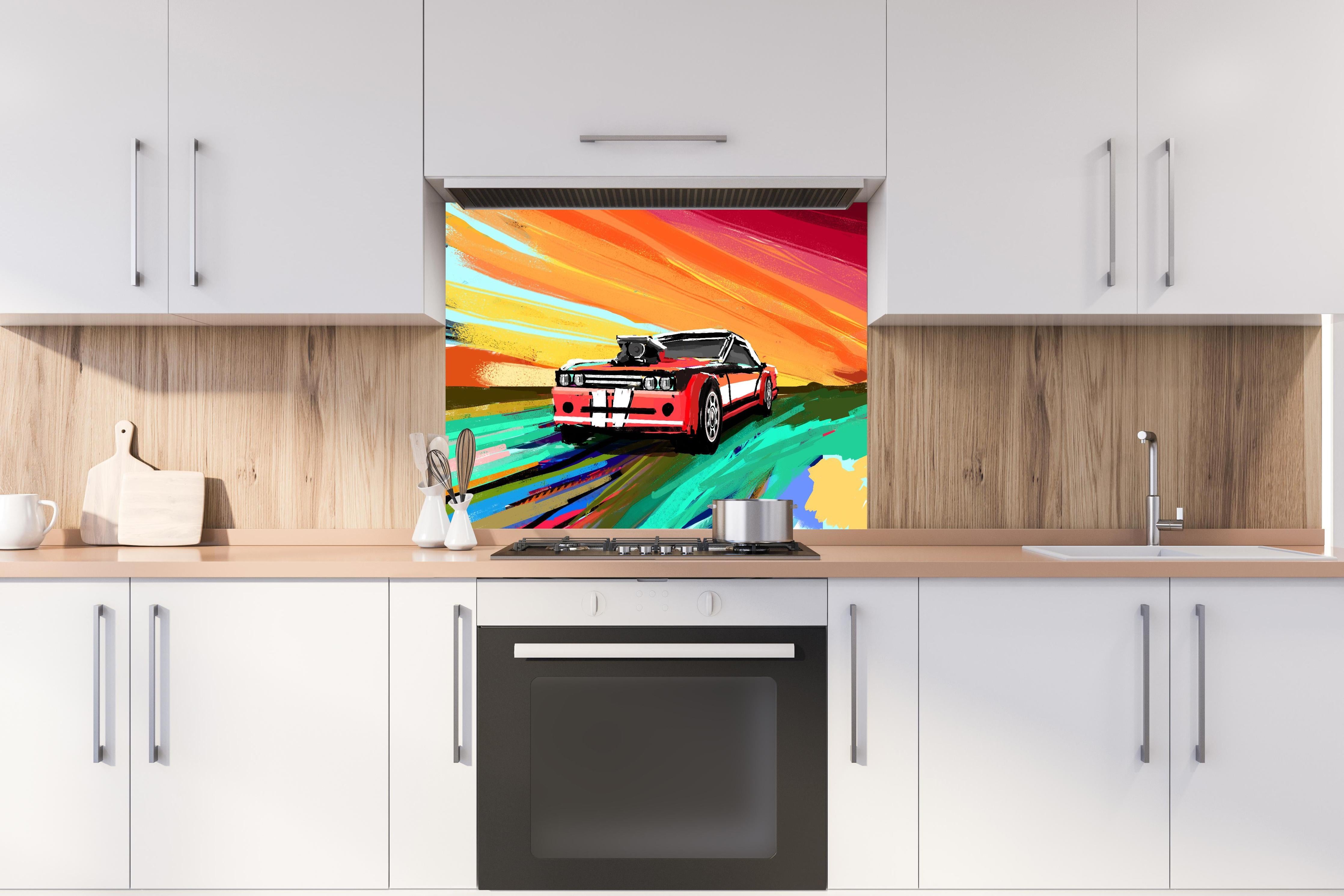 Spritzschutz - Amerikanisches 70er-Jahre-Muscle-Car Gemälde hinter einem Cerankochfeld zwischen Holz-Kochutensilien
