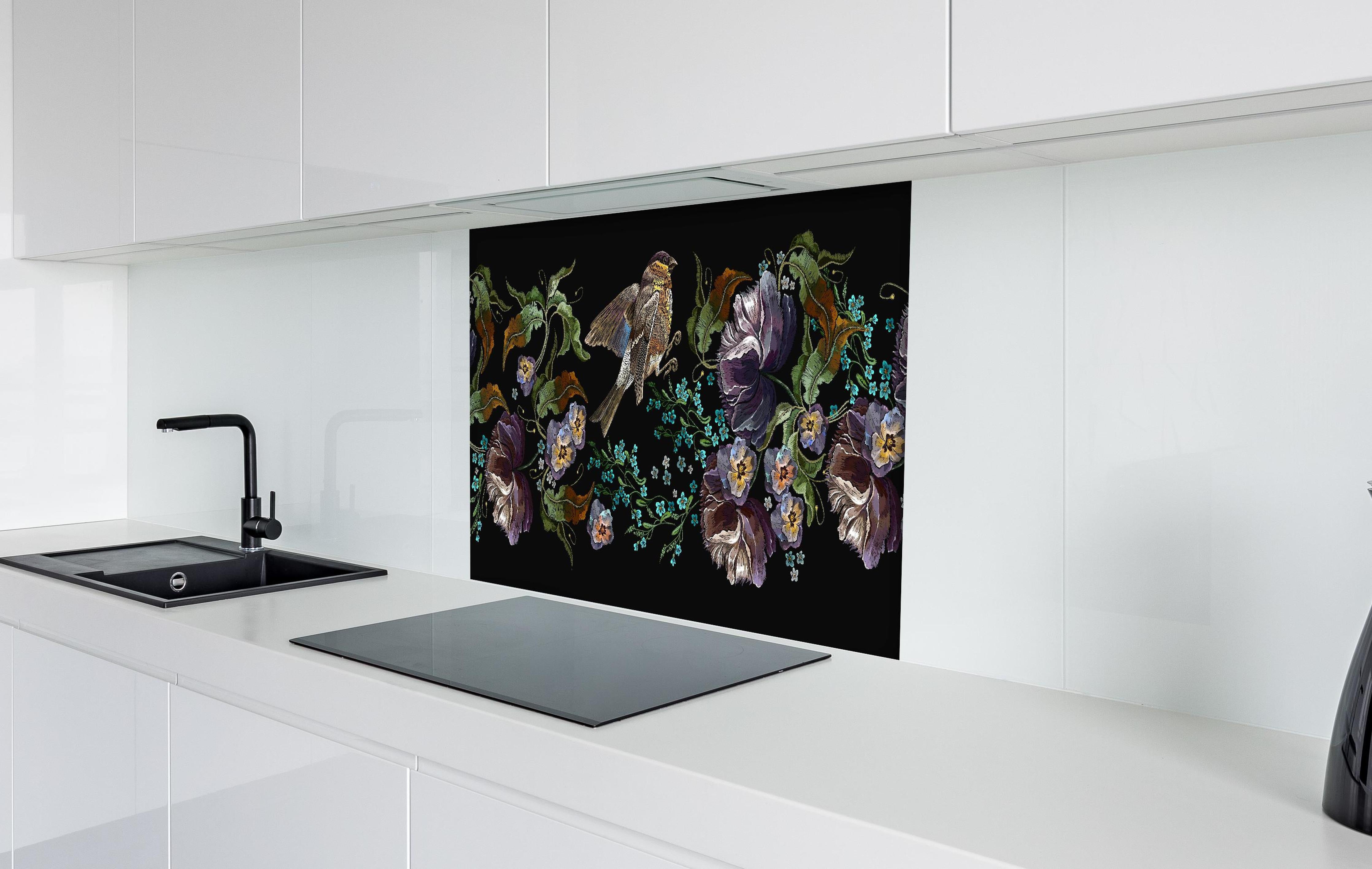 Spritzschutz - Amsel bei Nacht - Stickmuster hinter einem Cerankochfeld zwischen Holz-Kochutensilien
