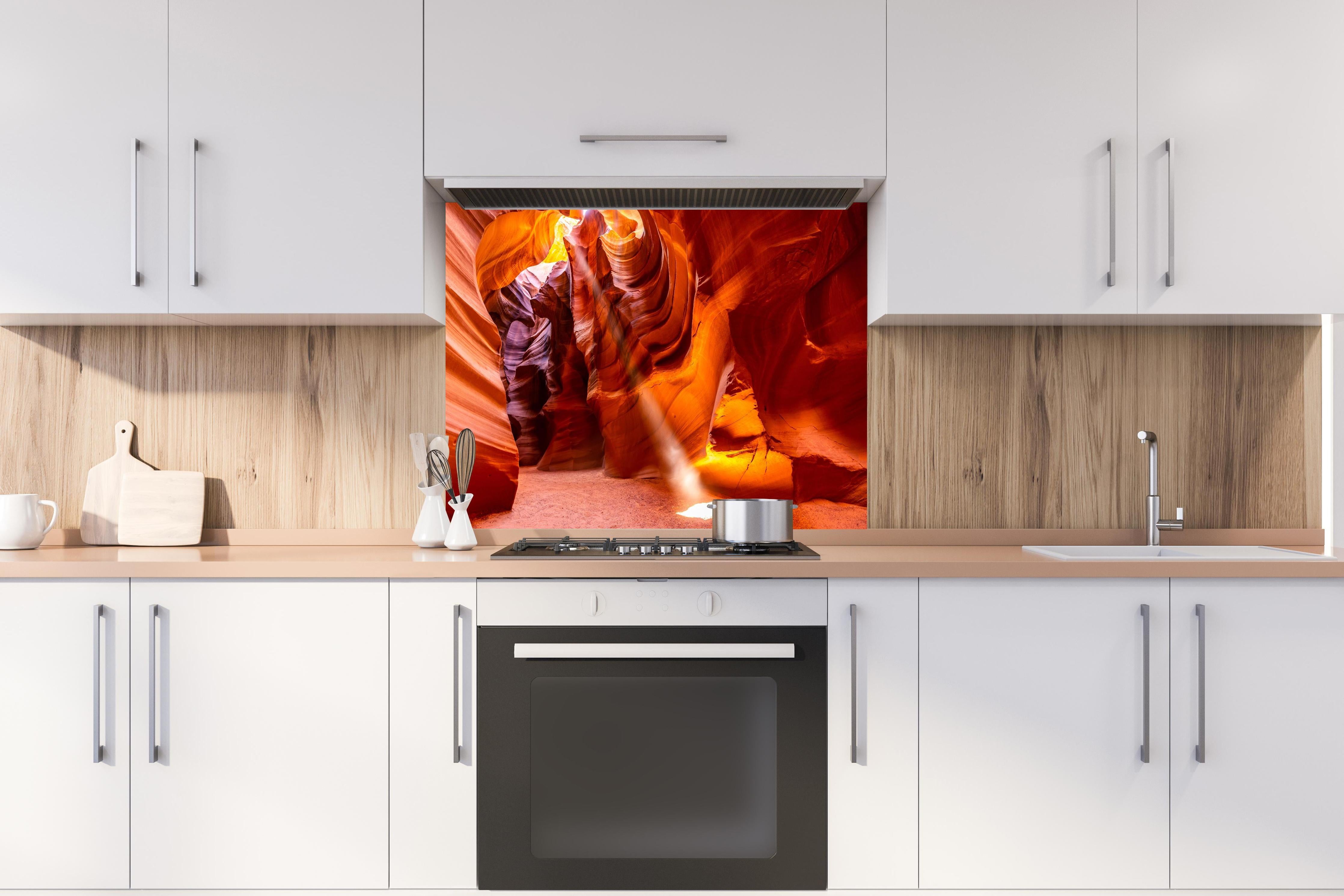 Spritzschutz - Antelope Canyon Licht- und Schattenspiel hinter einem Cerankochfeld zwischen Holz-Kochutensilien
