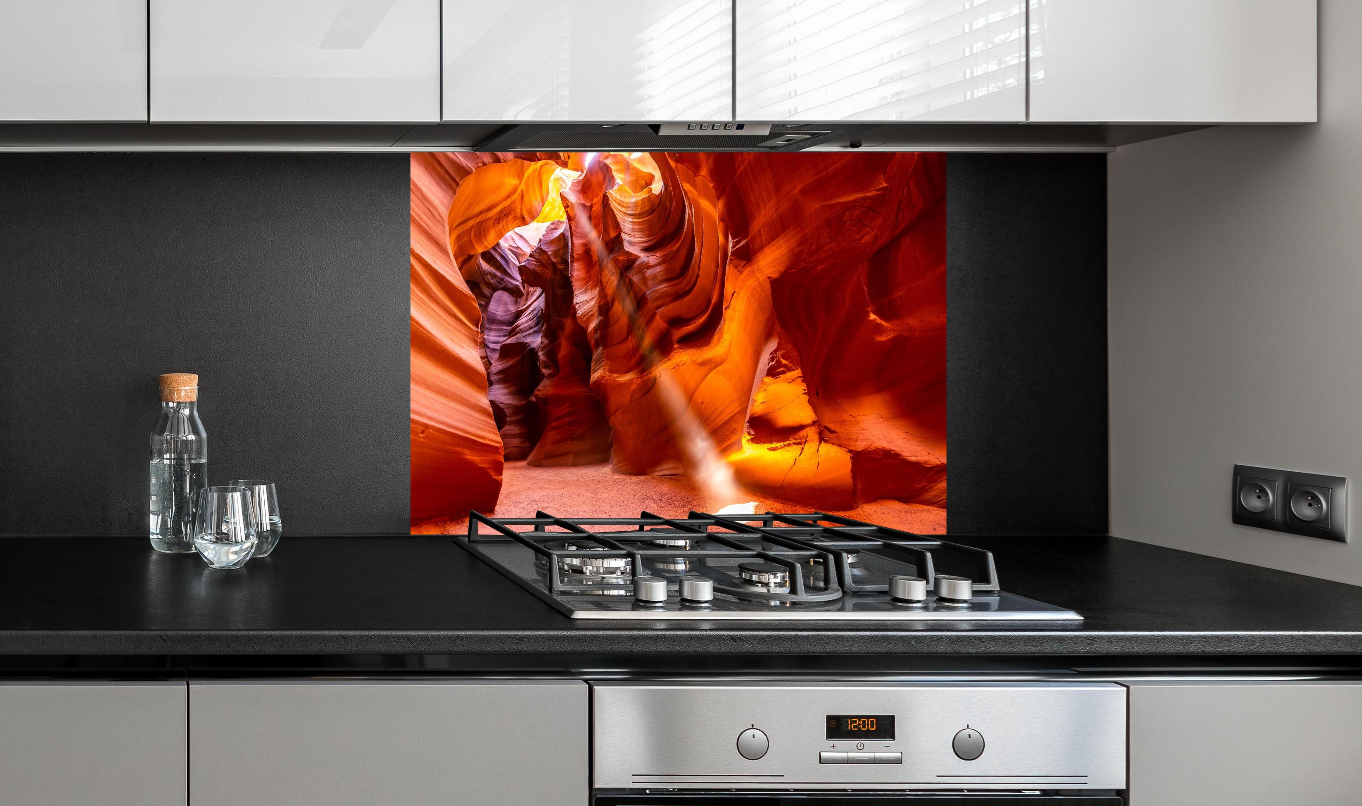 Spritzschutz - Antelope Canyon Licht- und Schattenspiel hinter einem Cerankochfeld zwischen Holz-Kochutensilien
