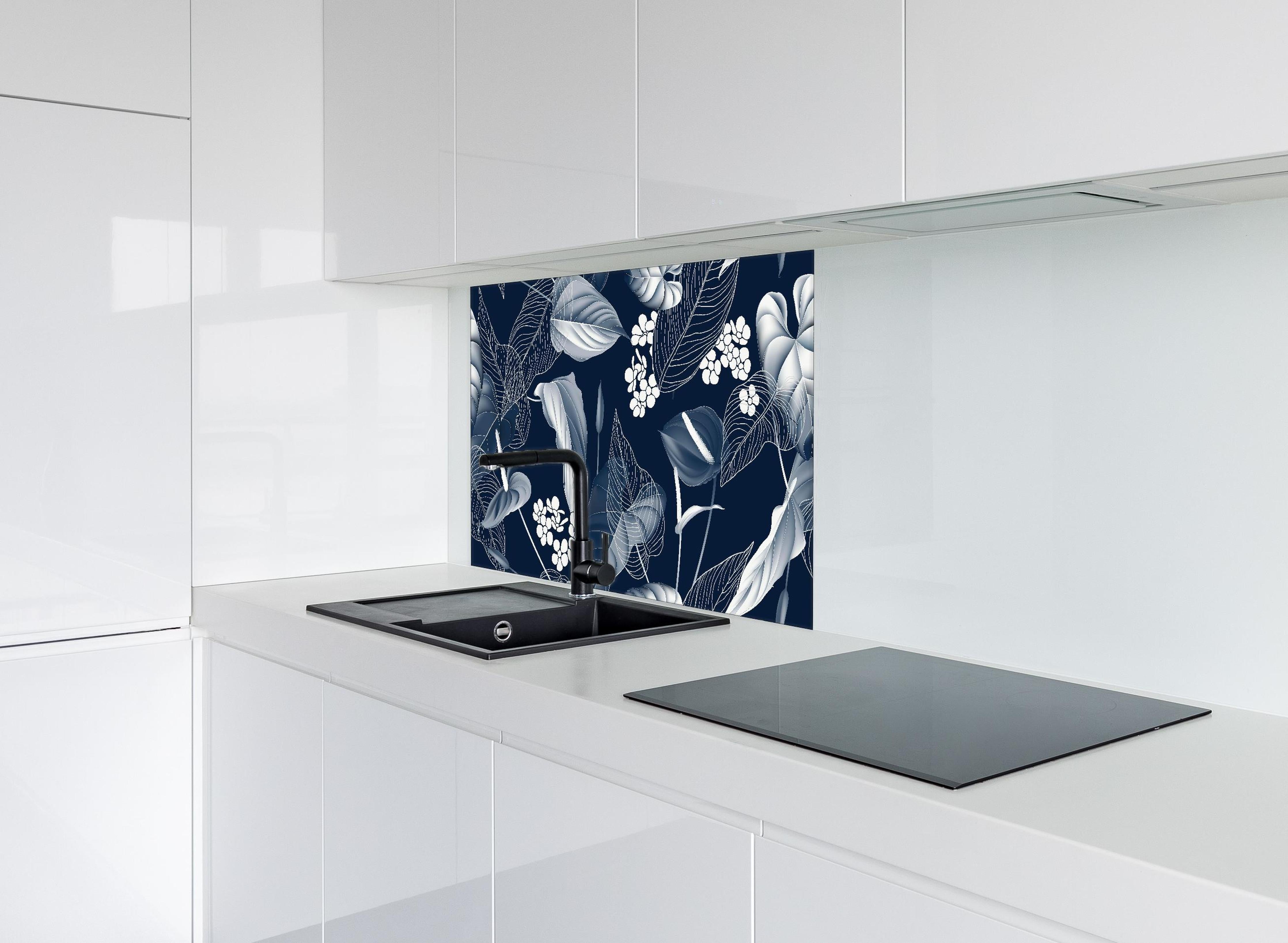 Spritzschutz - Anthurium Blumenmuster Blautöne auf Dunkelblau hinter einem Cerankochfeld zwischen Holz-Kochutensilien
