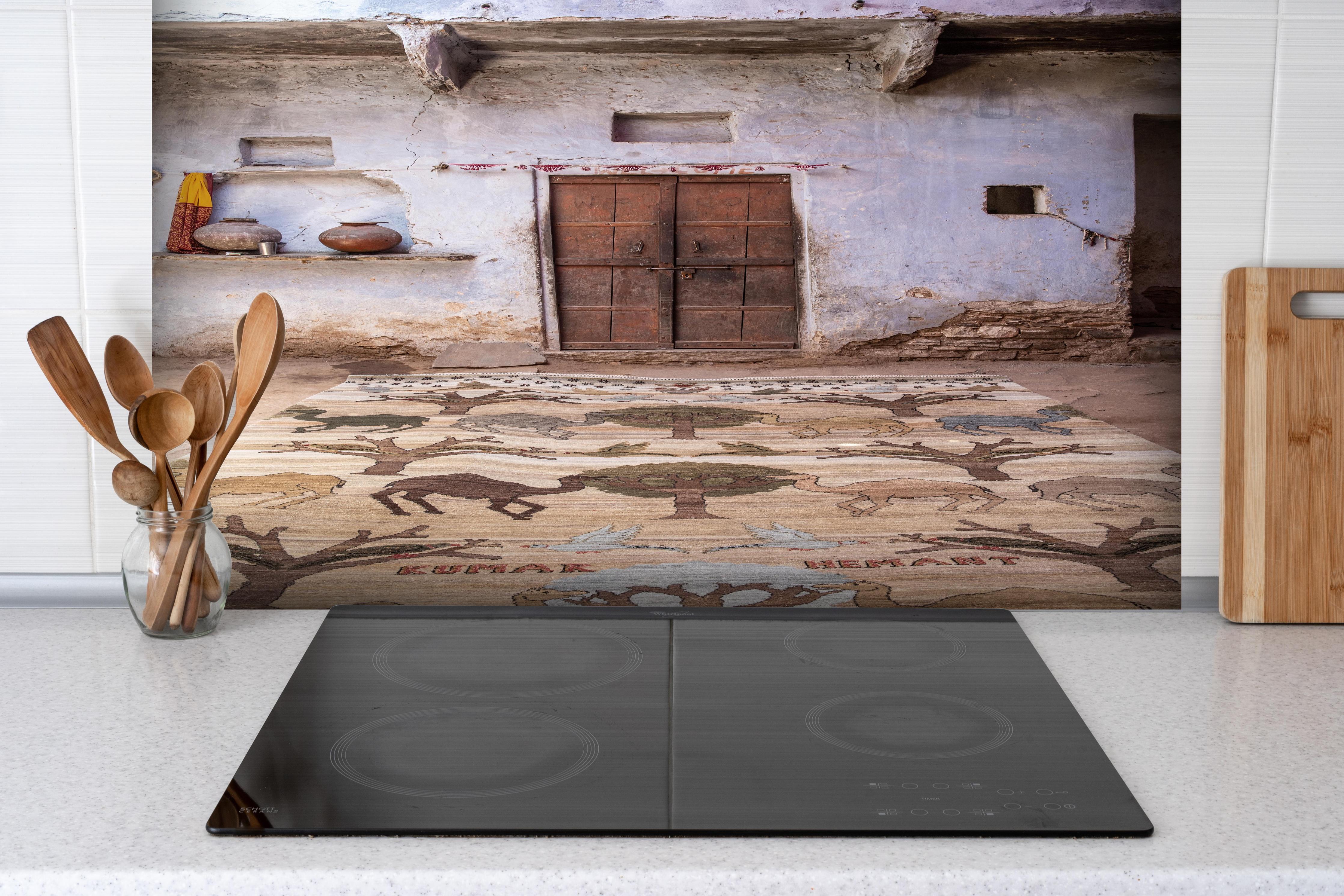 Spritzschutz - Antik-Look Orientalischer Teppich in Traditionellem Stil hinter einem Cerankochfeld zwischen Holz-Kochutensilien
