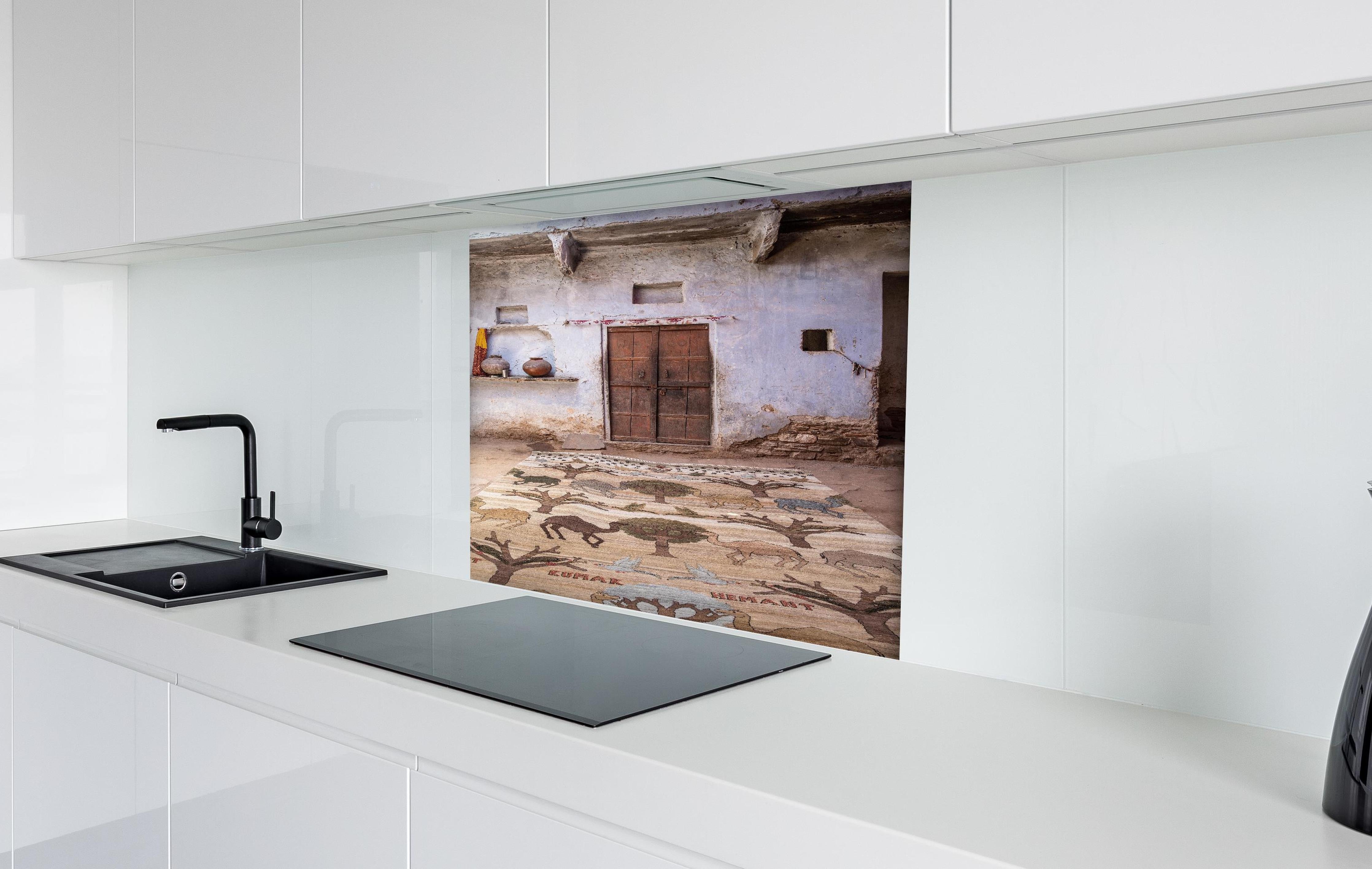 Spritzschutz - Antik-Look Orientalischer Teppich in Traditionellem Stil hinter einem Cerankochfeld zwischen Holz-Kochutensilien
