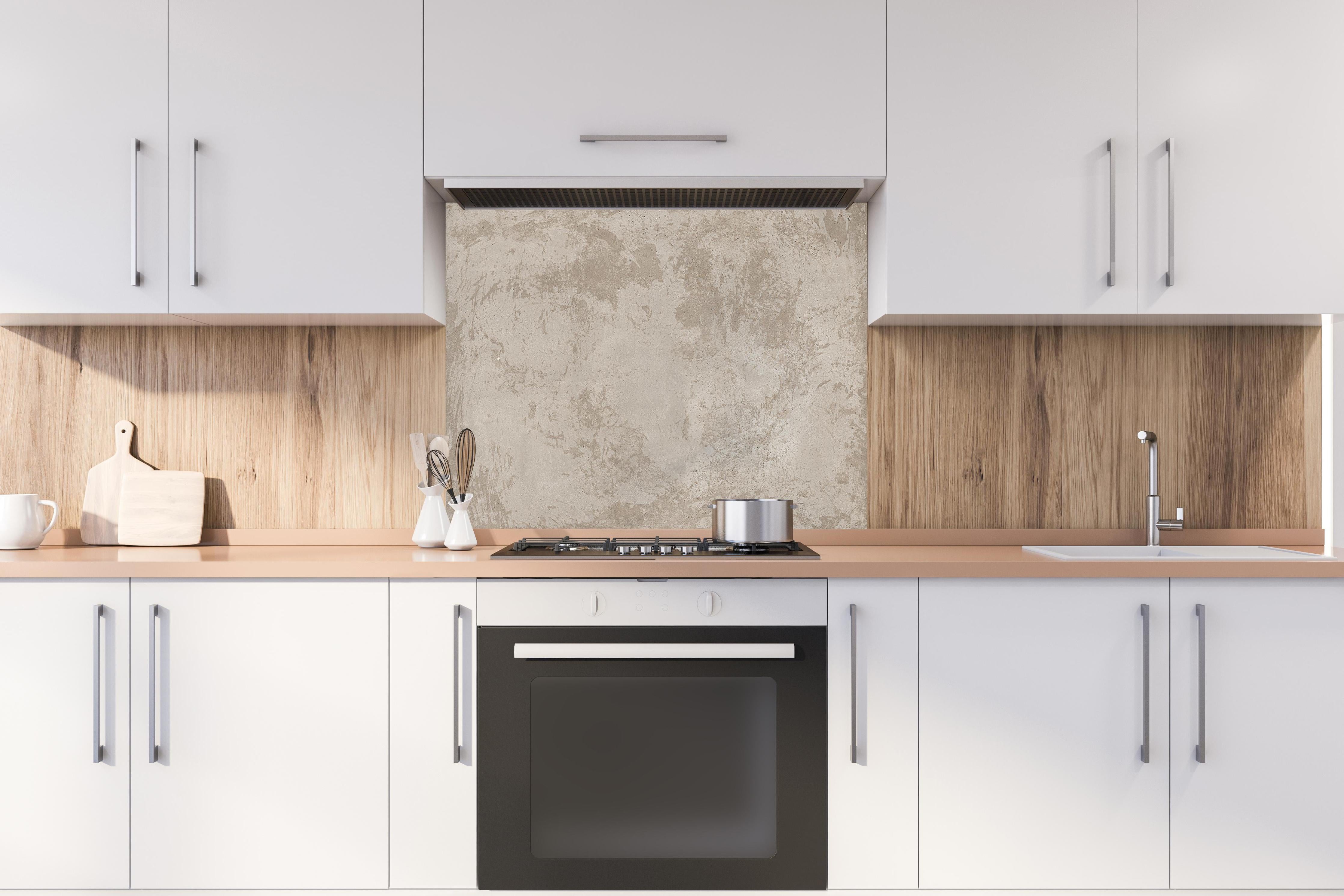 Spritzschutz - Antik beige Betonwand hinter einem Cerankochfeld zwischen Holz-Kochutensilien
