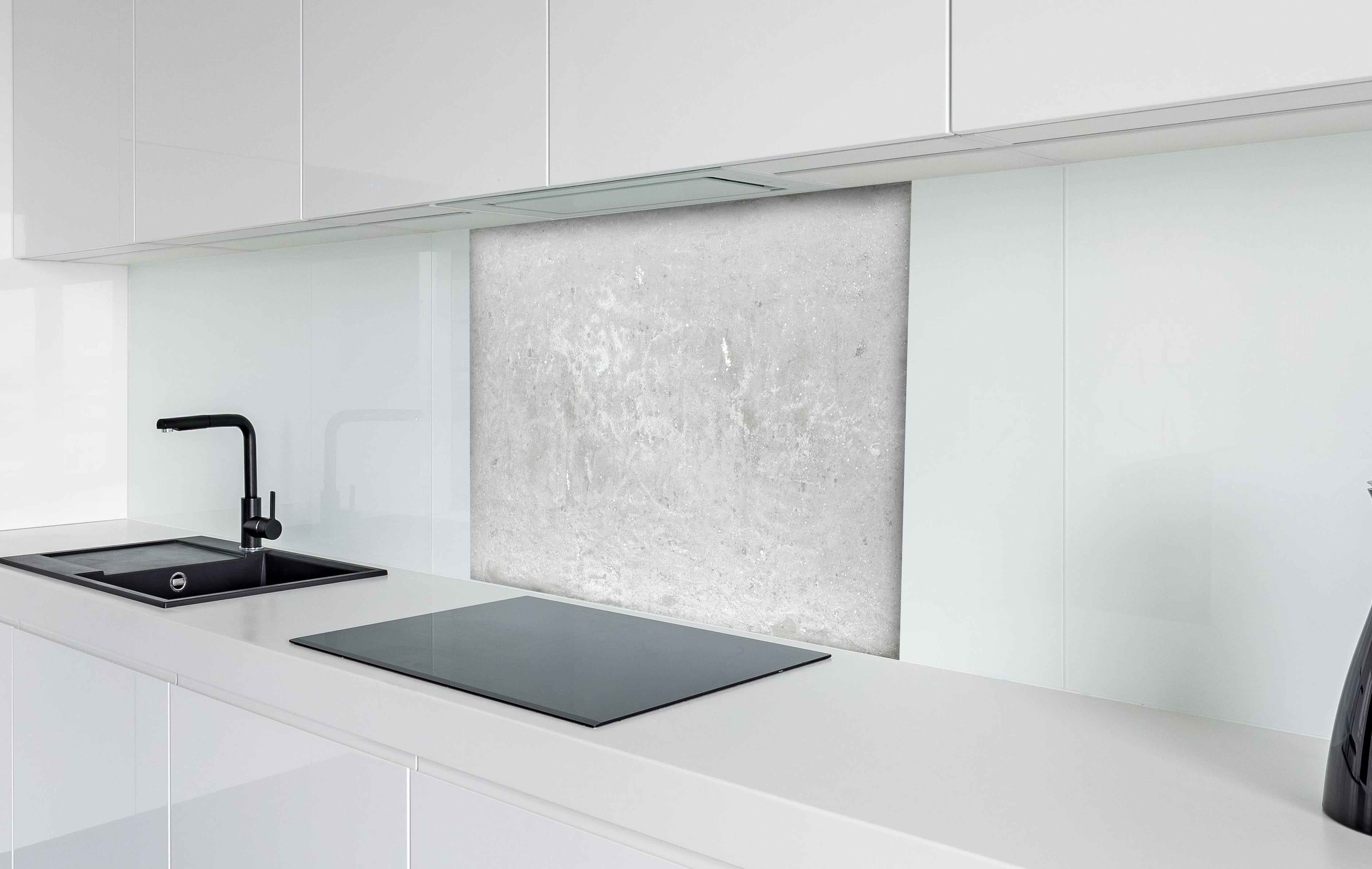 Spritzschutz - Antik weiß-gräuliche Betonwand hinter einem Cerankochfeld zwischen Holz-Kochutensilien
