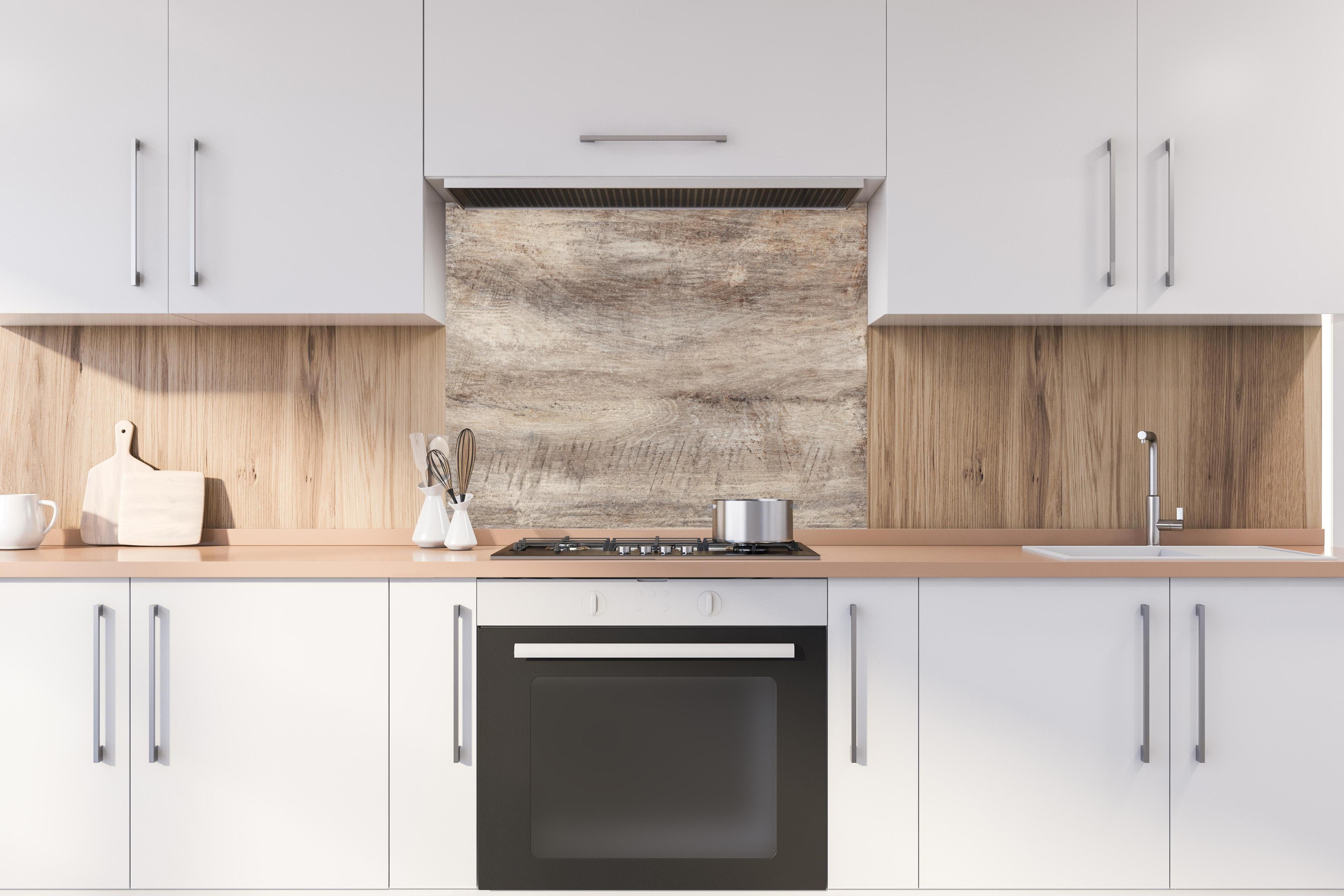 Spritzschutz - Antike Holztextur hinter einem Cerankochfeld zwischen Holz-Kochutensilien
