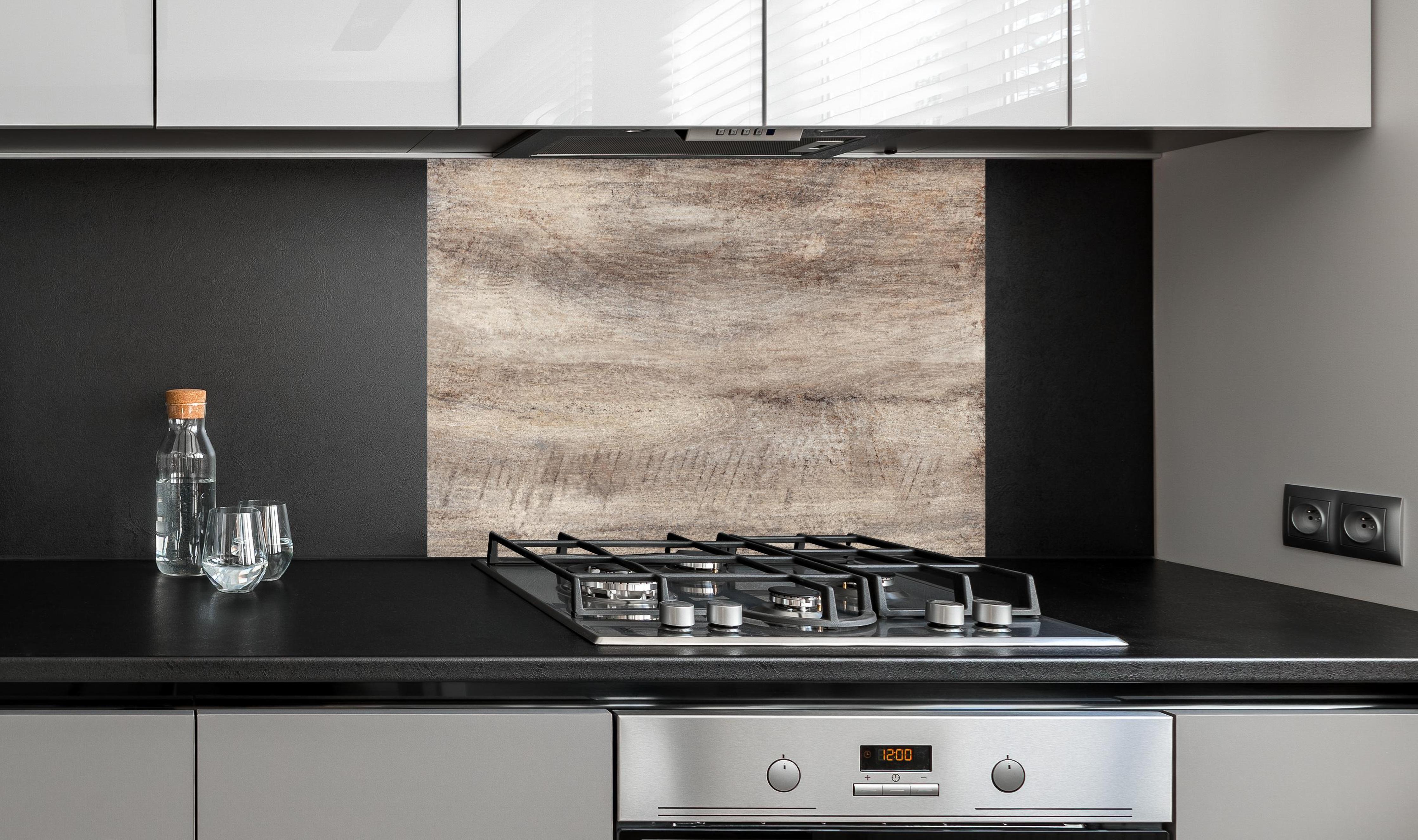 Spritzschutz - Antike Holztextur hinter einem Cerankochfeld zwischen Holz-Kochutensilien
