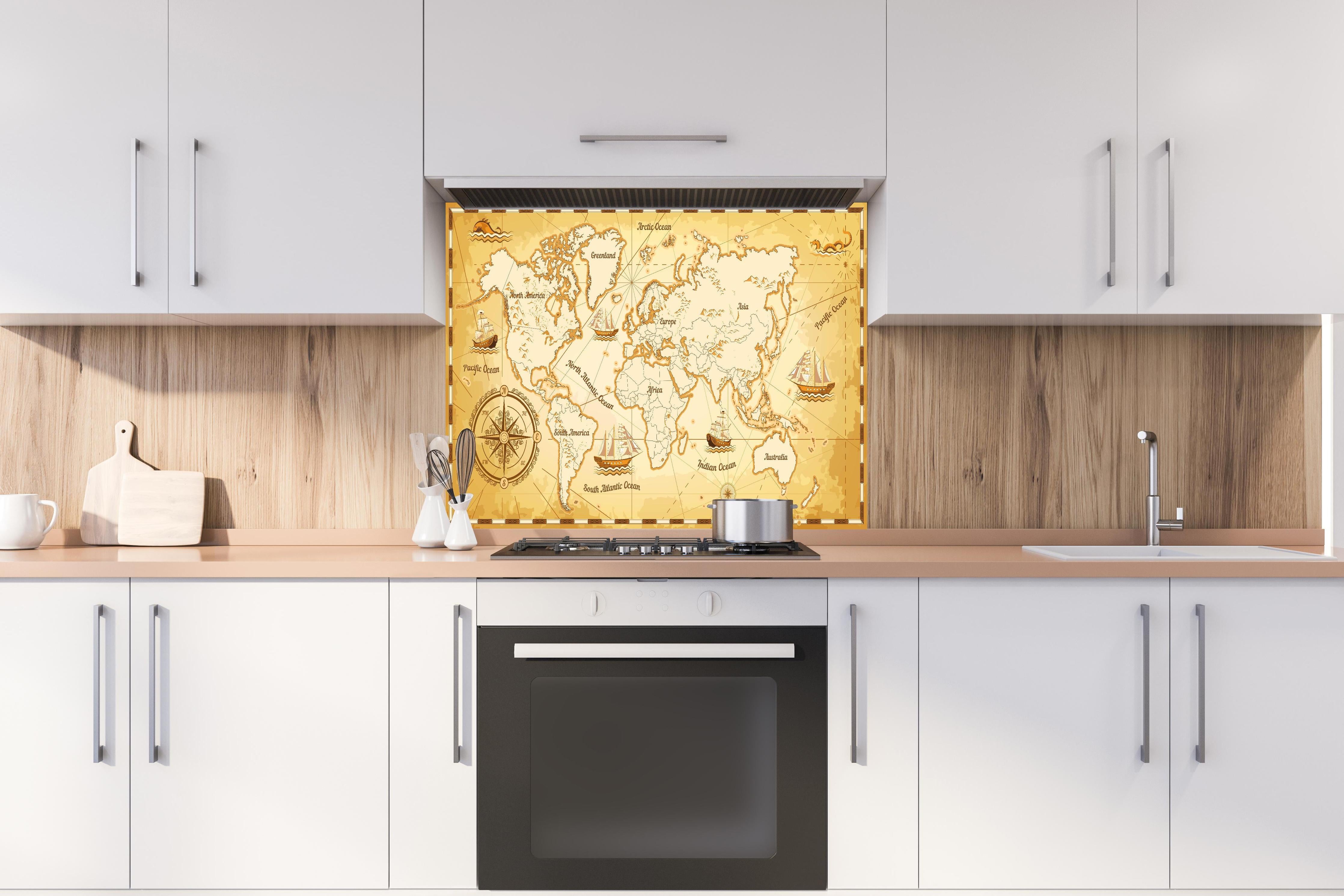 Spritzschutz - Antike Weltkarte im Sepia-Look Poster hinter einem Cerankochfeld zwischen Holz-Kochutensilien
