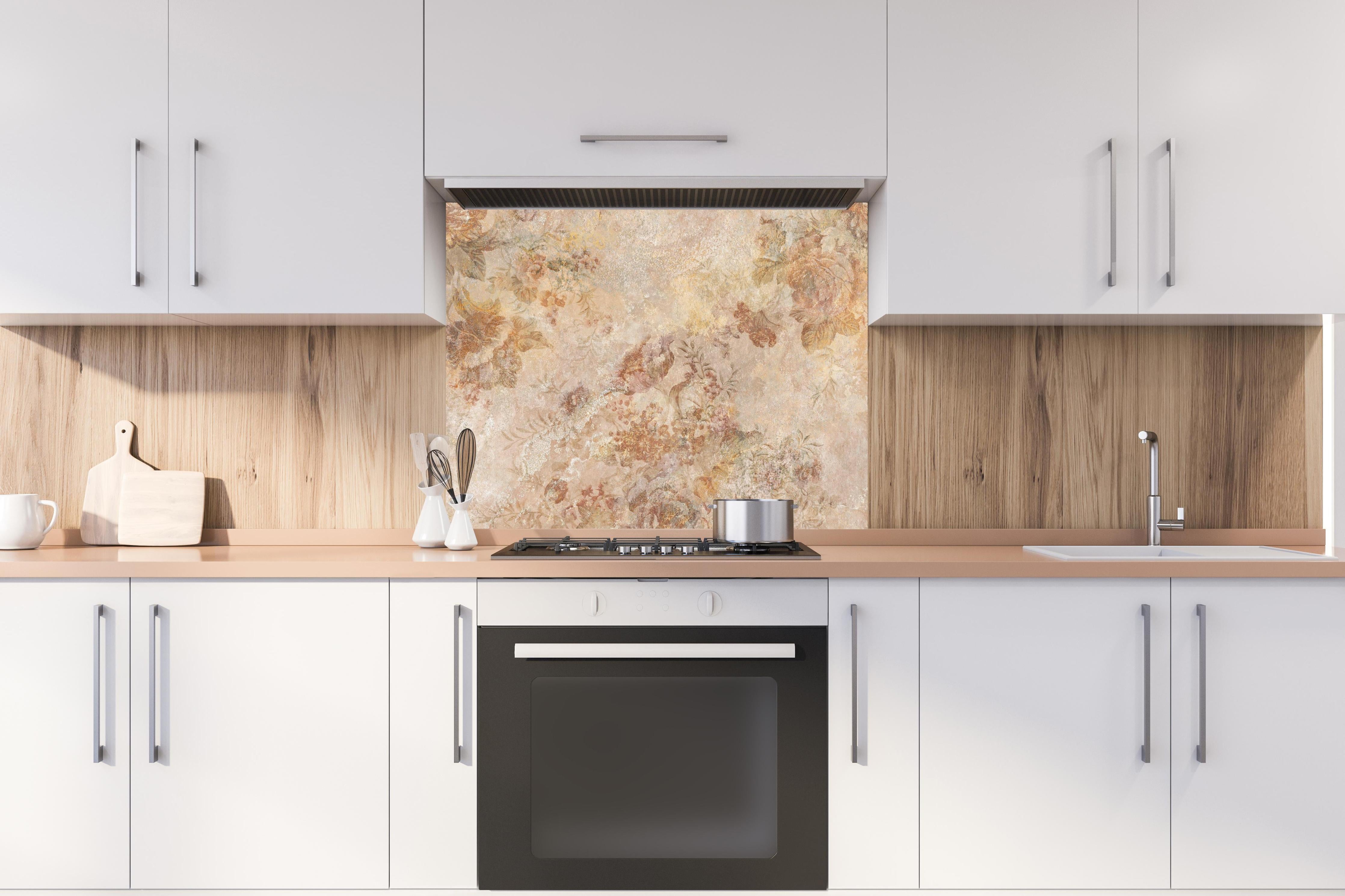 Spritzschutz - Antikes Blumen Design hinter einem Cerankochfeld zwischen Holz-Kochutensilien

