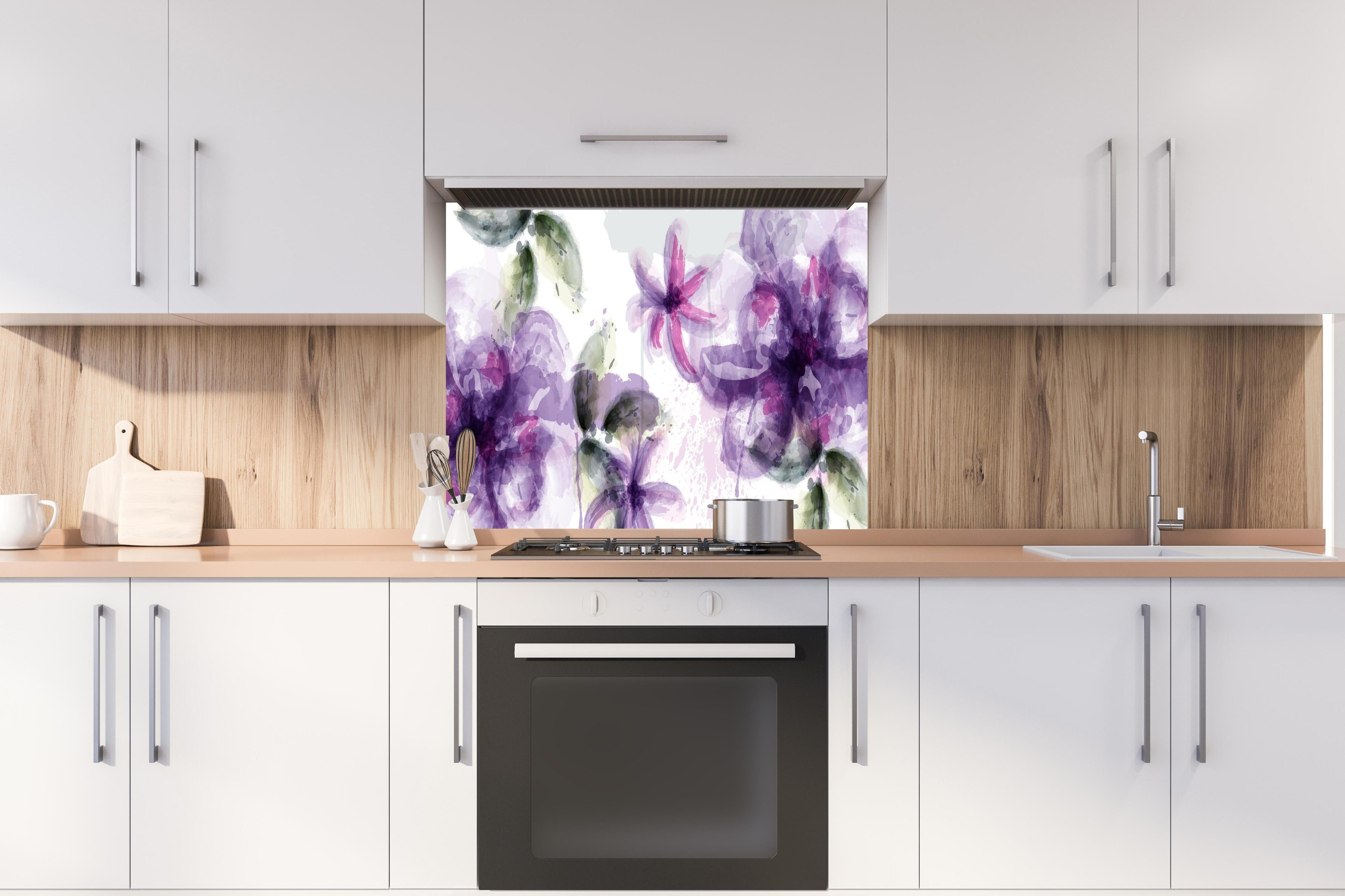 Spritzschutz - Aquarall Blumen hinter einem Cerankochfeld zwischen Holz-Kochutensilien
