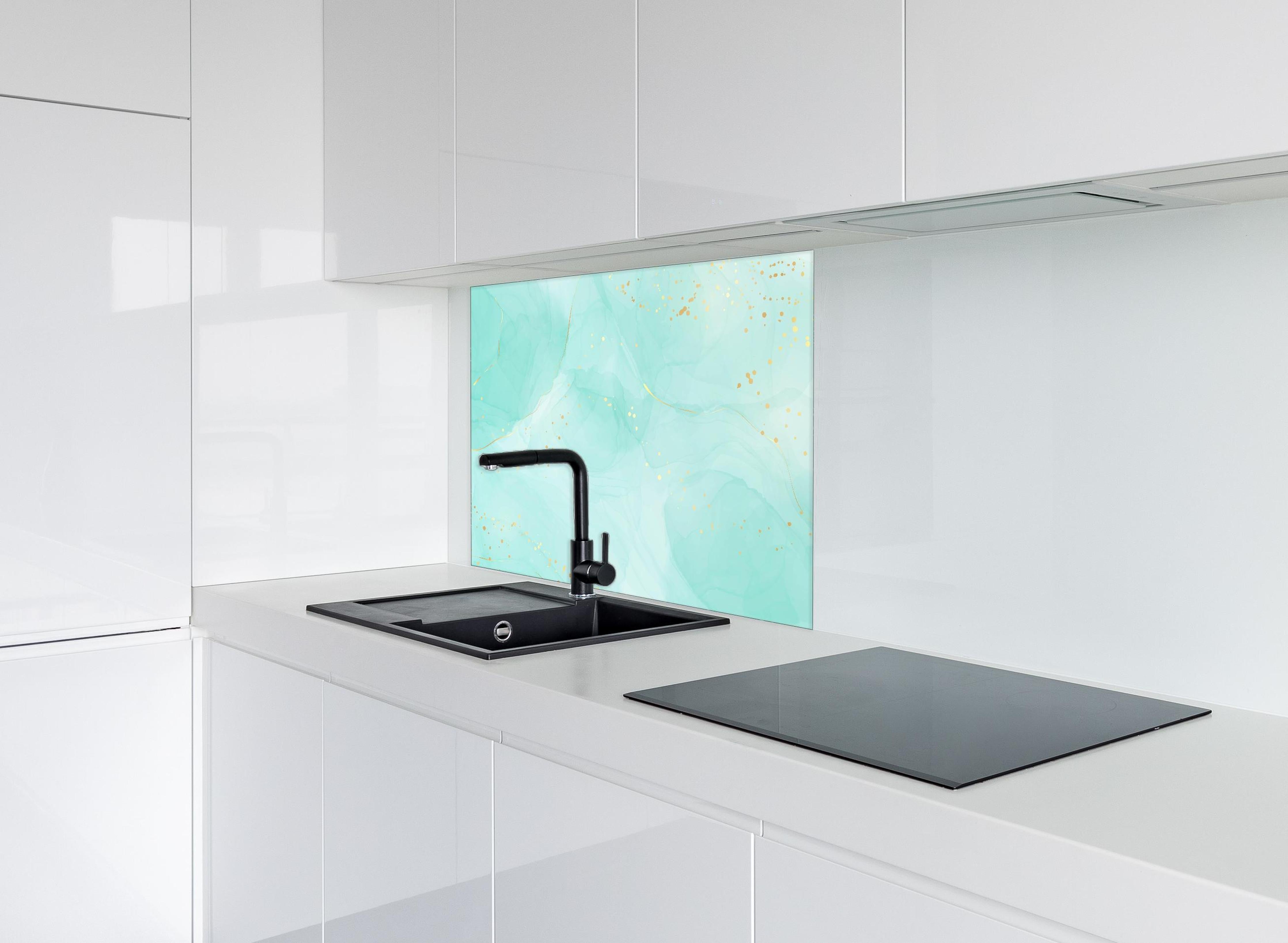 Spritzschutz - Aquarell Kunst Design in Türkis mit Goldsprenkeln hinter einem Cerankochfeld zwischen Holz-Kochutensilien
