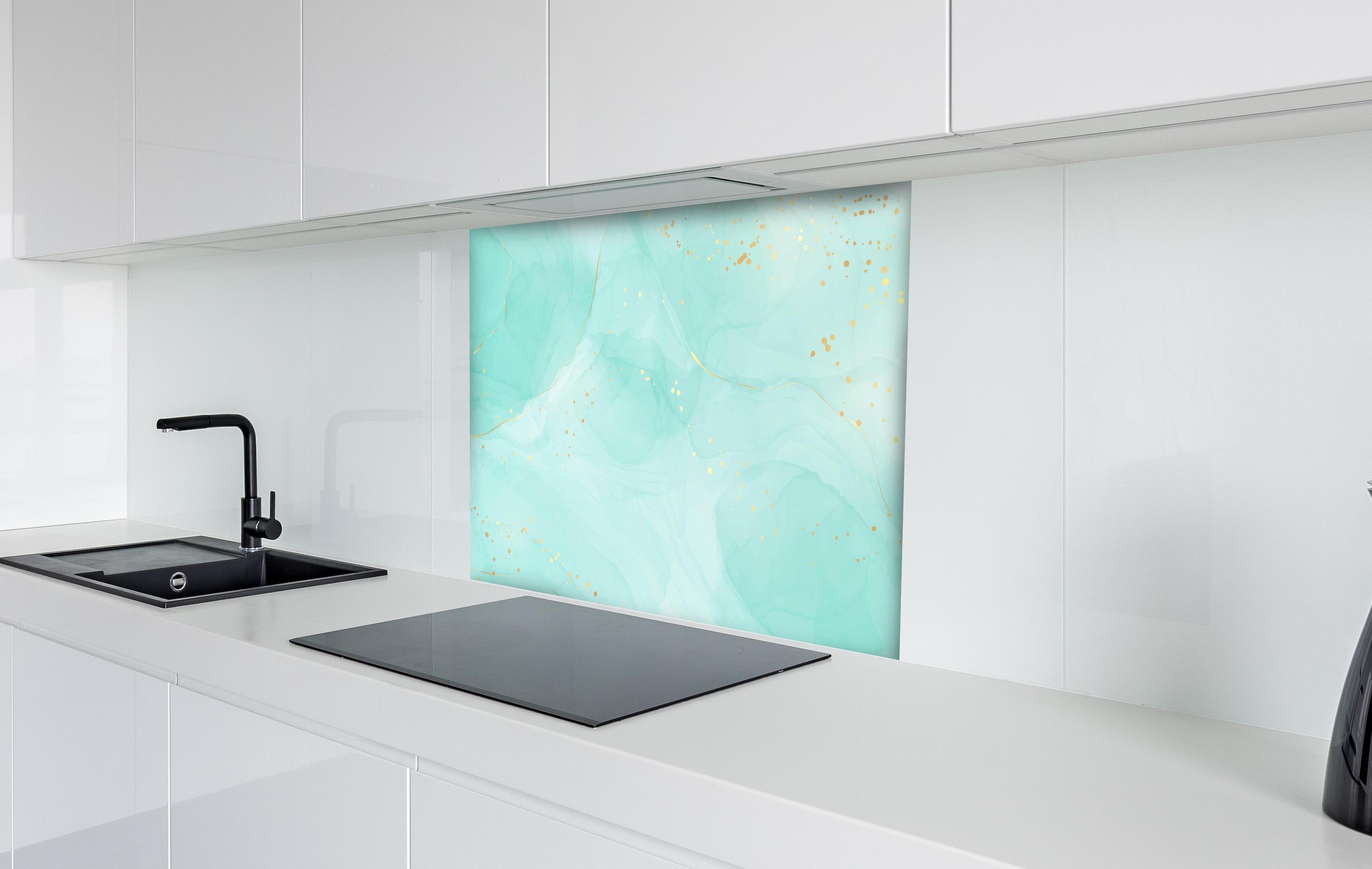 Spritzschutz - Aquarell Kunst Design in Türkis mit Goldsprenkeln hinter einem Cerankochfeld zwischen Holz-Kochutensilien
