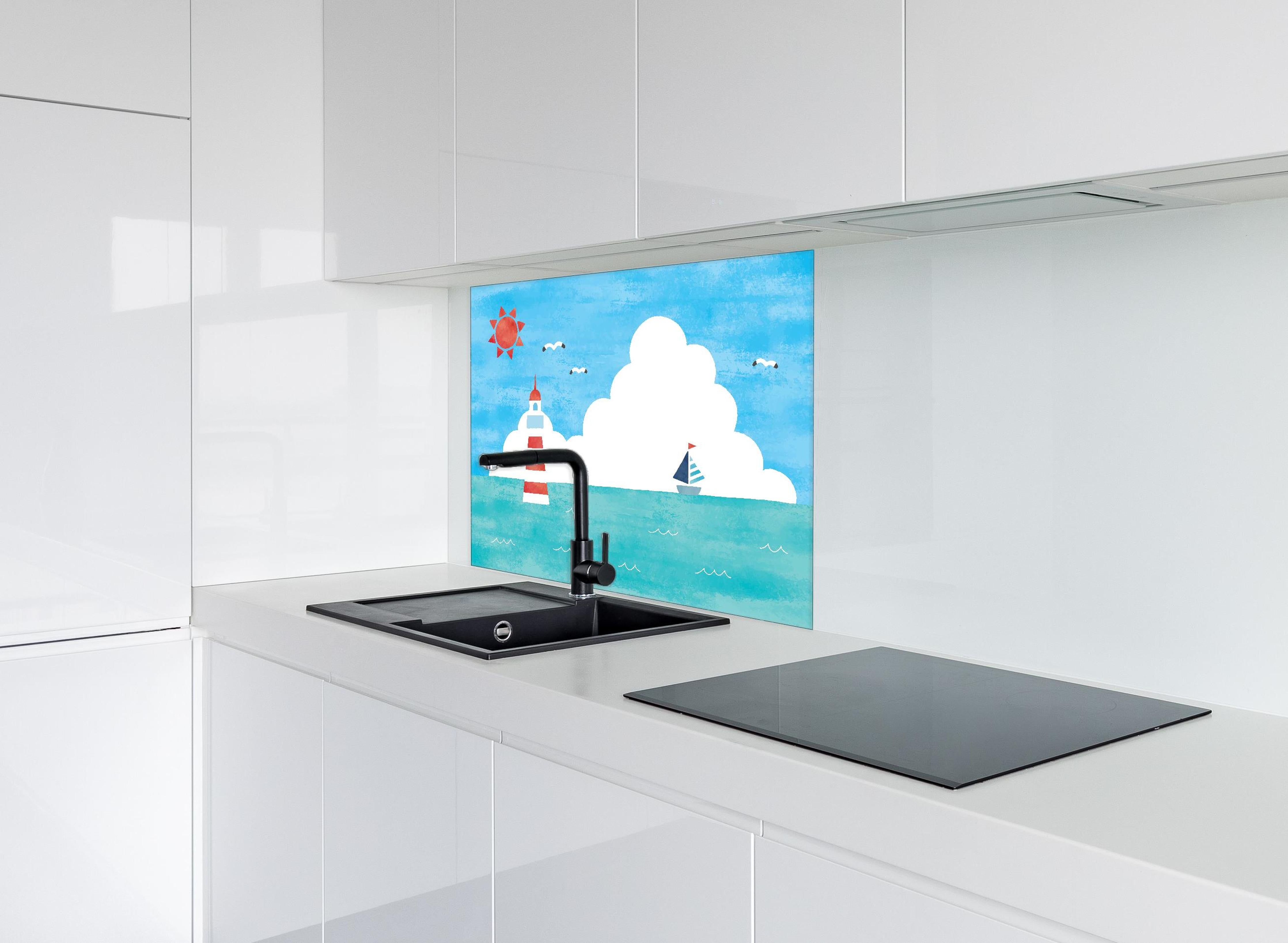 Spritzschutz - Aquarell-Leuchtturm mit Segelboot Motiv hinter einem Cerankochfeld zwischen Holz-Kochutensilien
