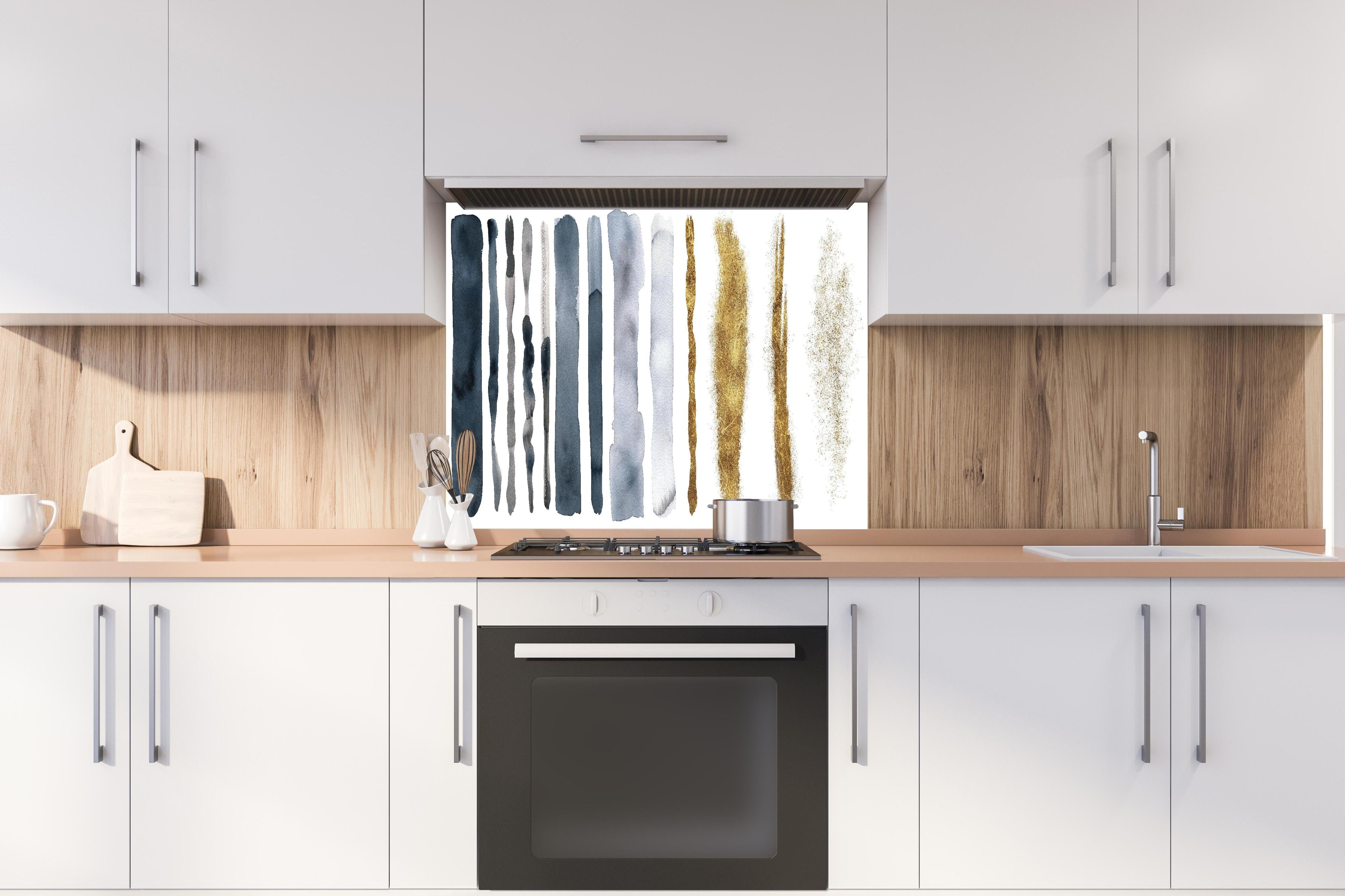 Spritzschutz - Aquarell Malerei im Flecken-Overlay hinter einem Cerankochfeld zwischen Holz-Kochutensilien
