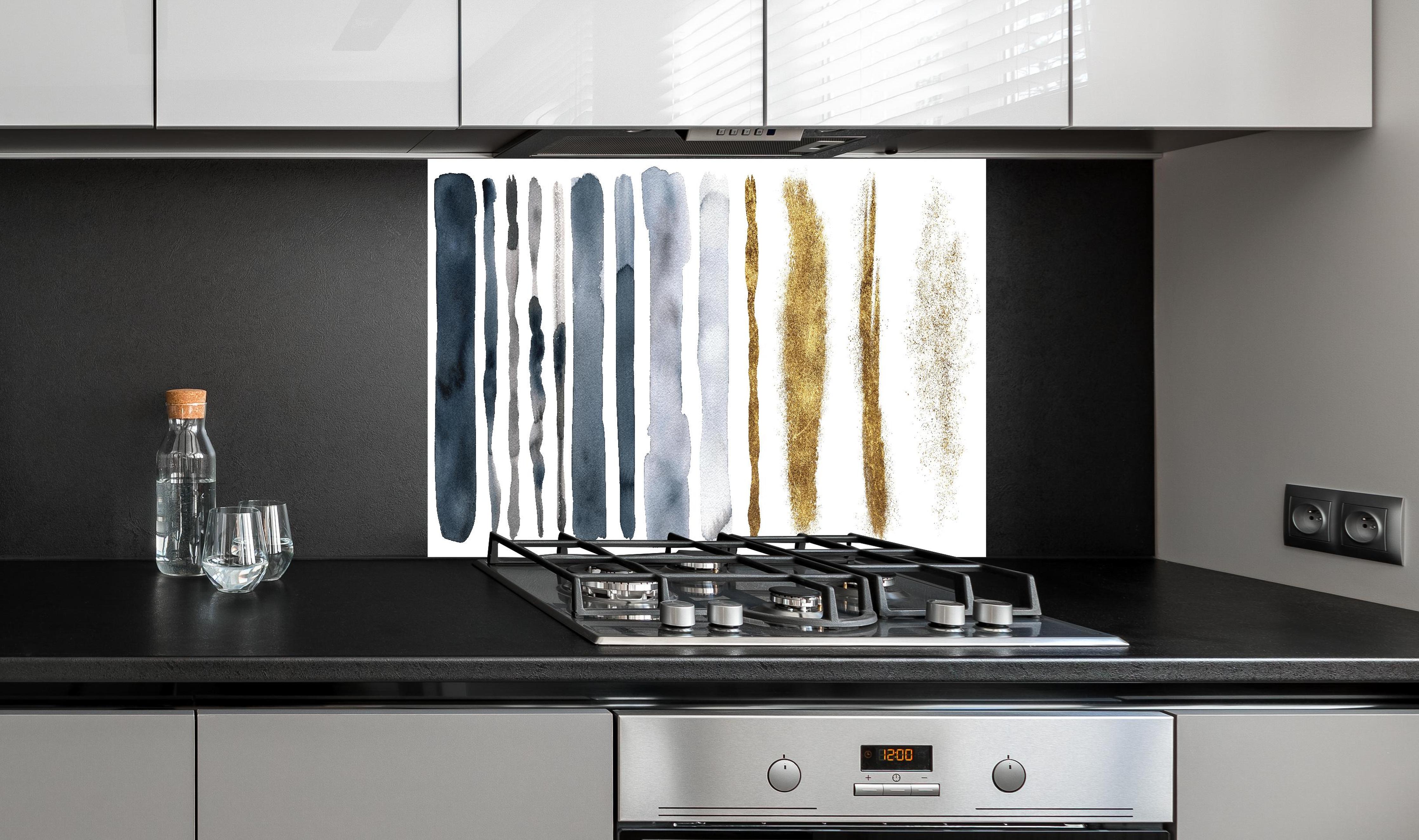 Spritzschutz - Aquarell Malerei im Flecken-Overlay hinter einem Cerankochfeld zwischen Holz-Kochutensilien
