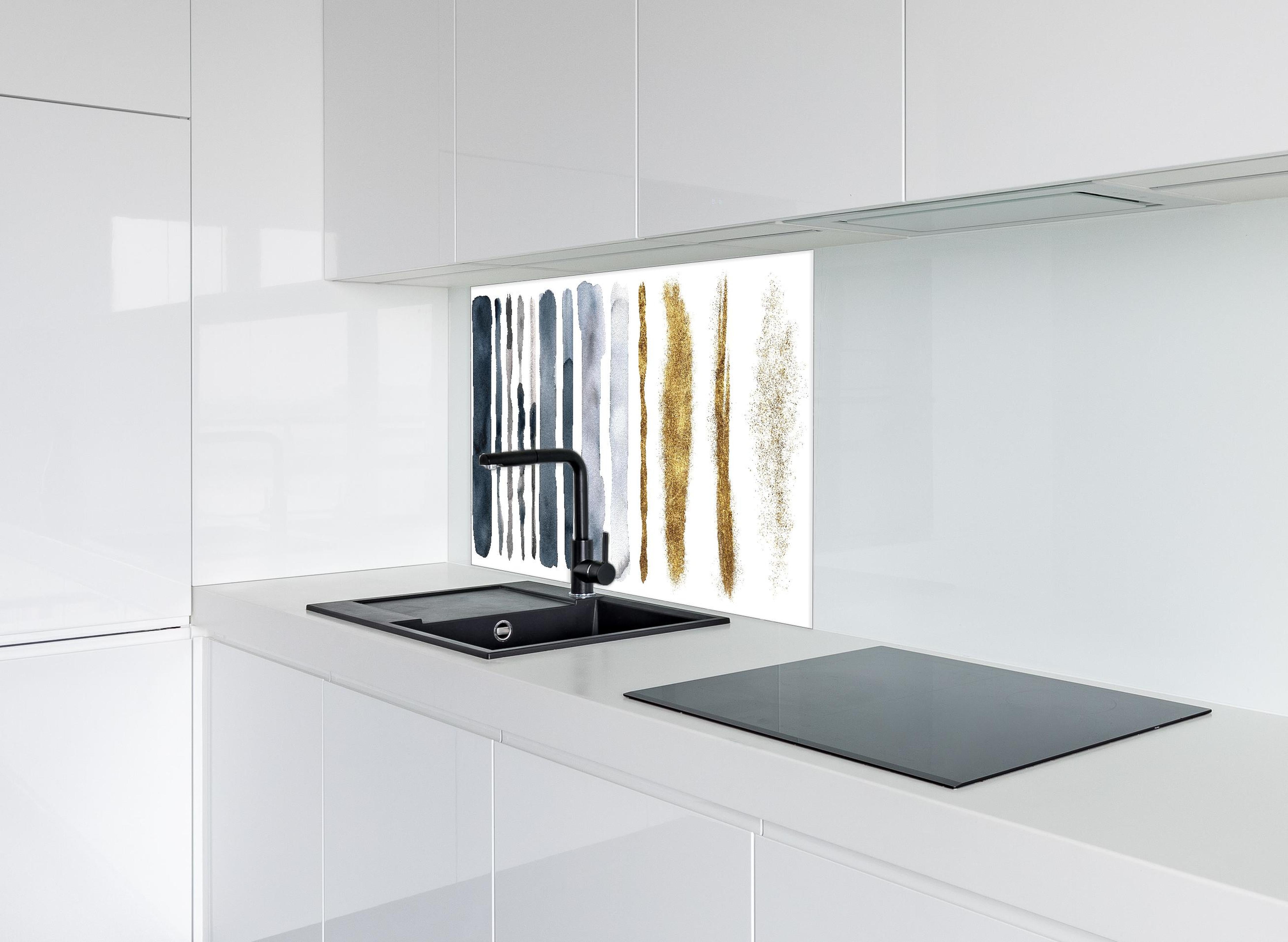 Spritzschutz - Aquarell Malerei im Flecken-Overlay hinter einem Cerankochfeld zwischen Holz-Kochutensilien
