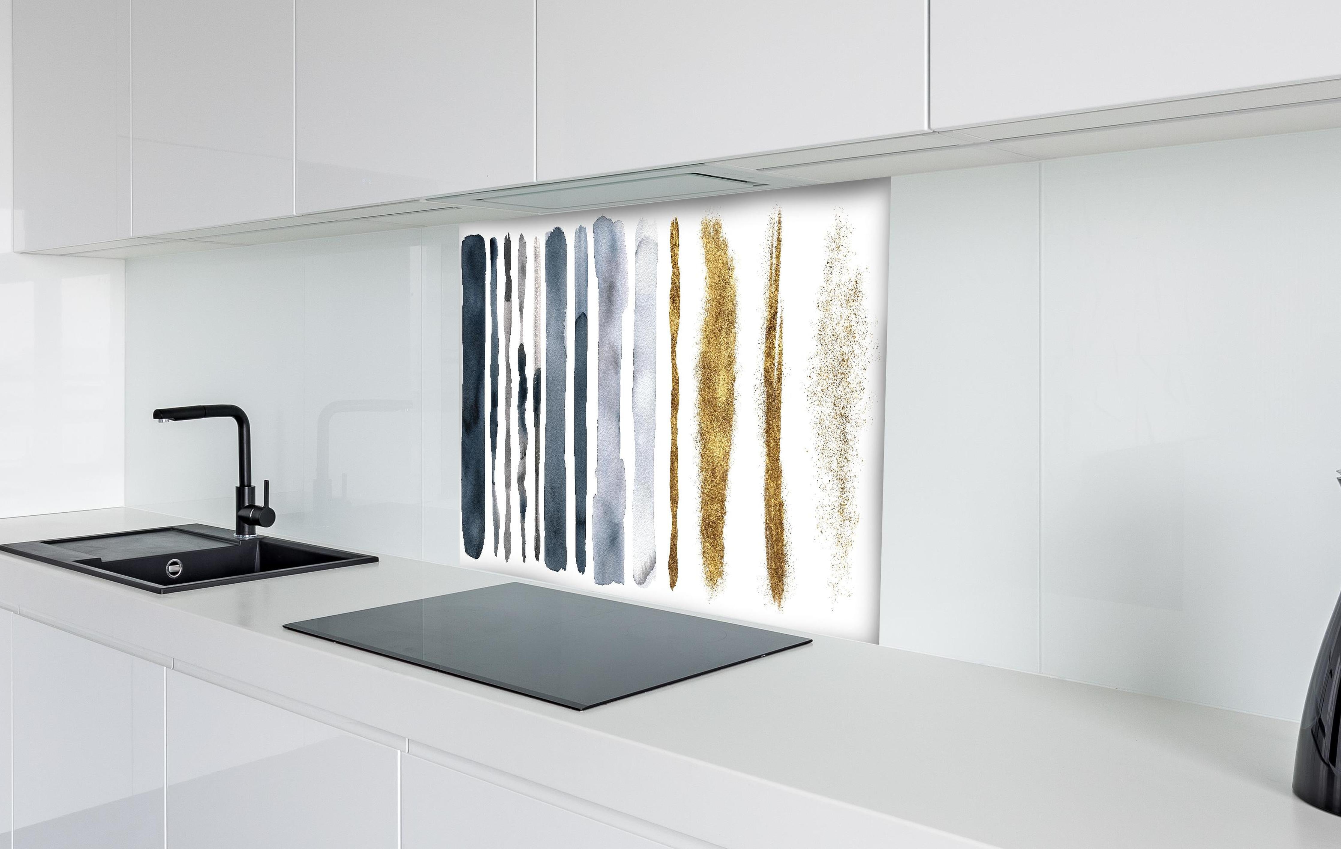 Spritzschutz - Aquarell Malerei im Flecken-Overlay hinter einem Cerankochfeld zwischen Holz-Kochutensilien
