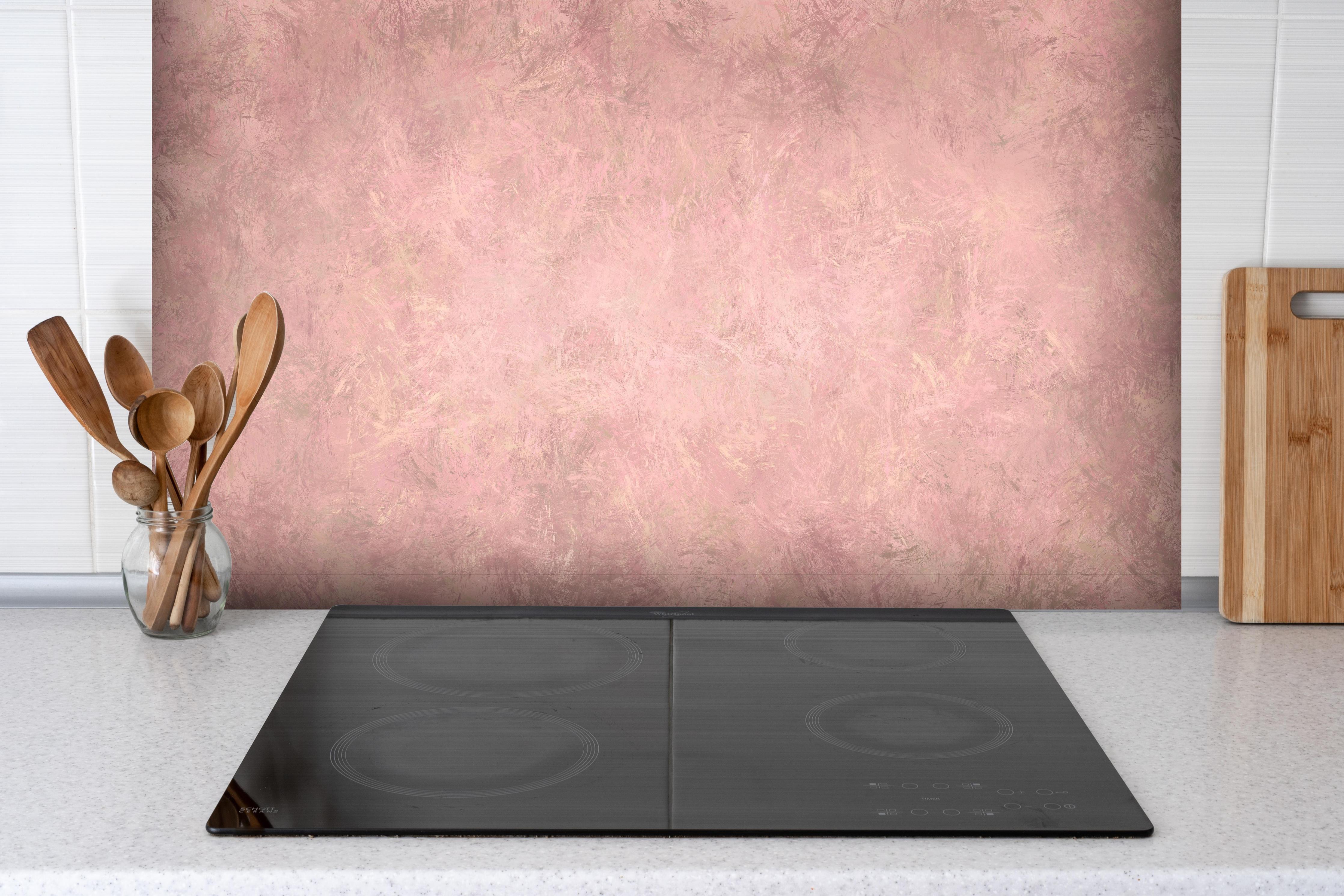 Spritzschutz - Aquarell Pinselmalerei hinter einem Cerankochfeld zwischen Holz-Kochutensilien
