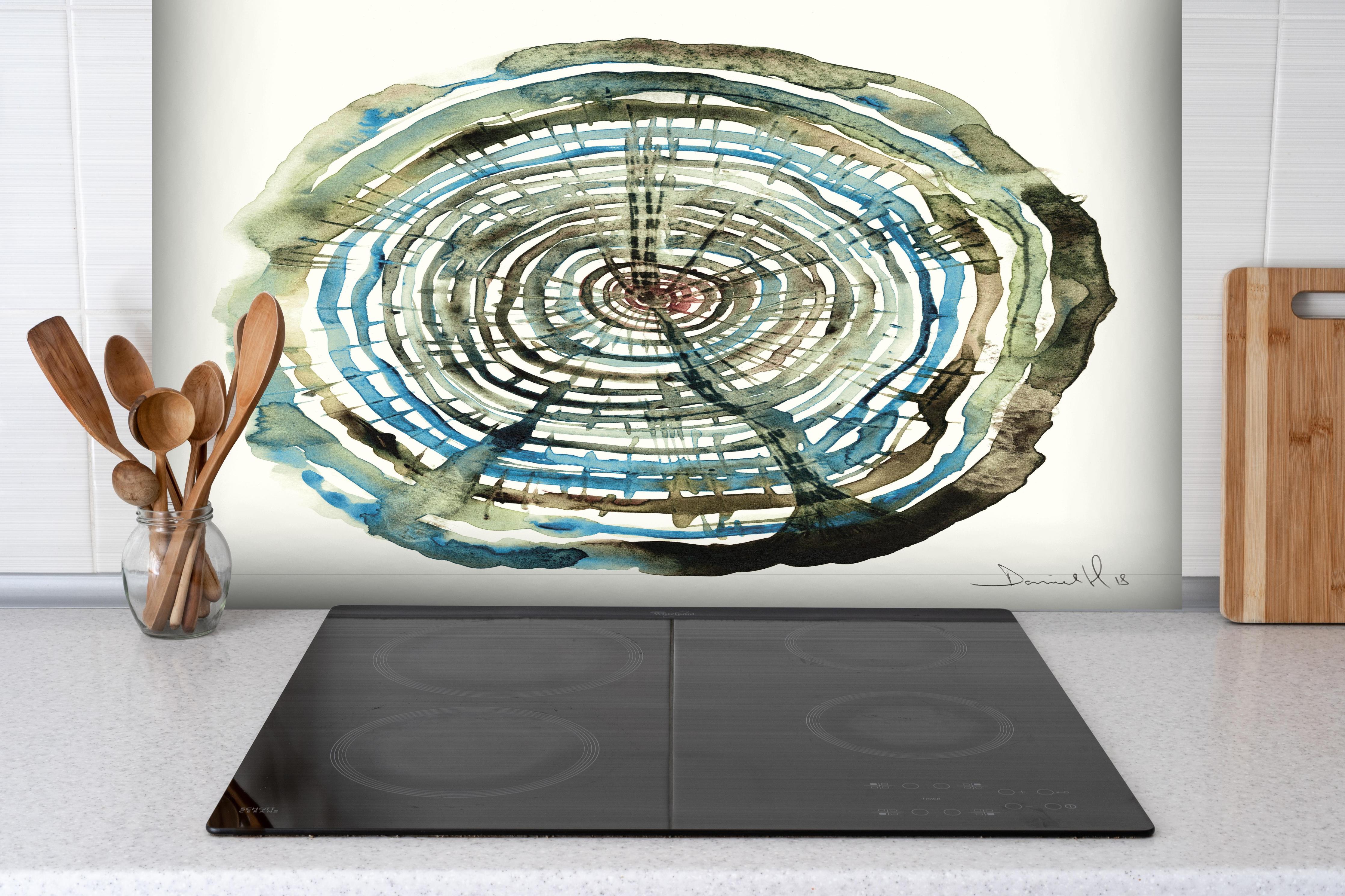 Spritzschutz - Aquarell Zeichnung - Baumstamm Muster hinter einem Cerankochfeld zwischen Holz-Kochutensilien
