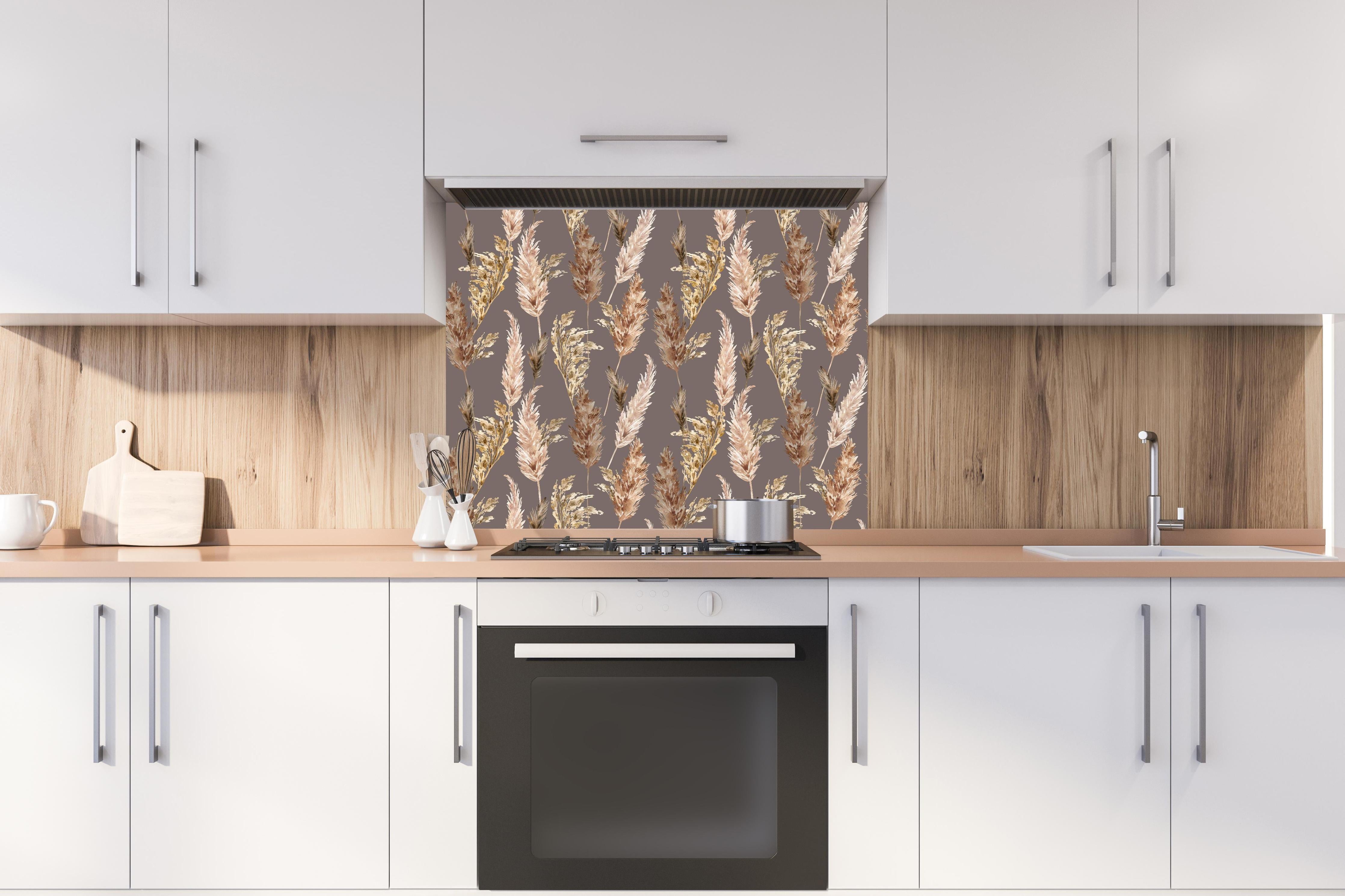Spritzschutz - Aquarell floralen Muster  hinter einem Cerankochfeld zwischen Holz-Kochutensilien
