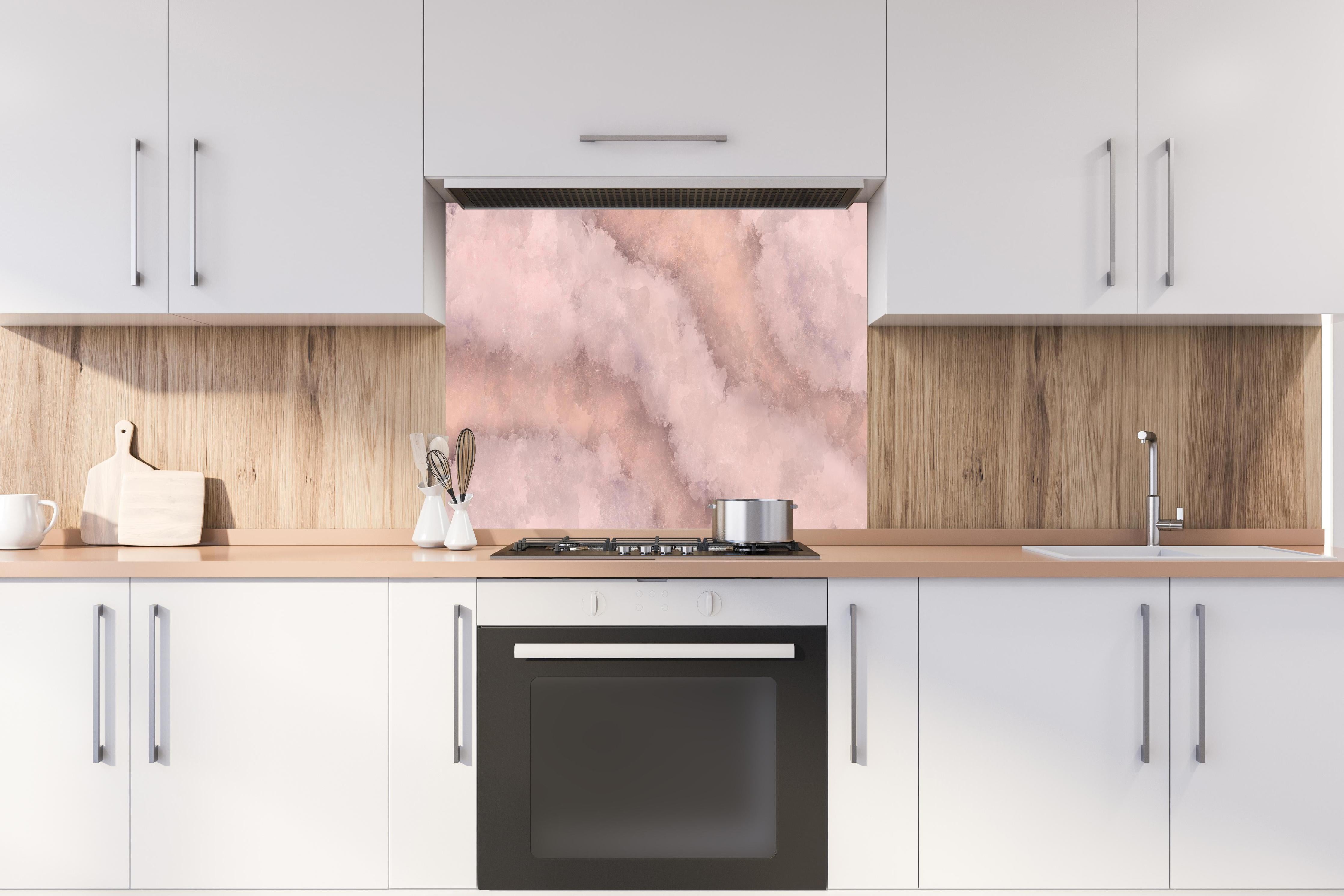 Spritzschutz - Aquarelle Grunge Steintextur hinter einem Cerankochfeld zwischen Holz-Kochutensilien
