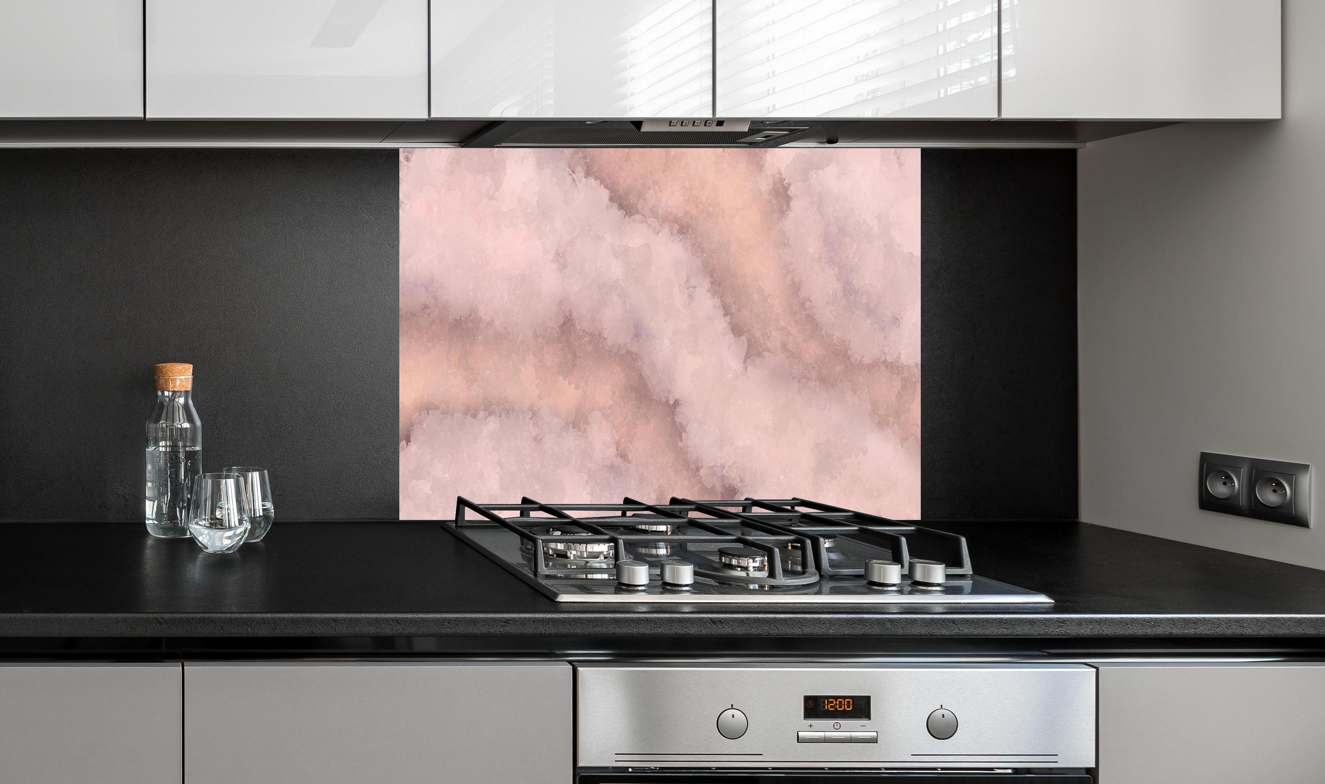 Spritzschutz - Aquarelle Grunge Steintextur hinter einem Cerankochfeld zwischen Holz-Kochutensilien
