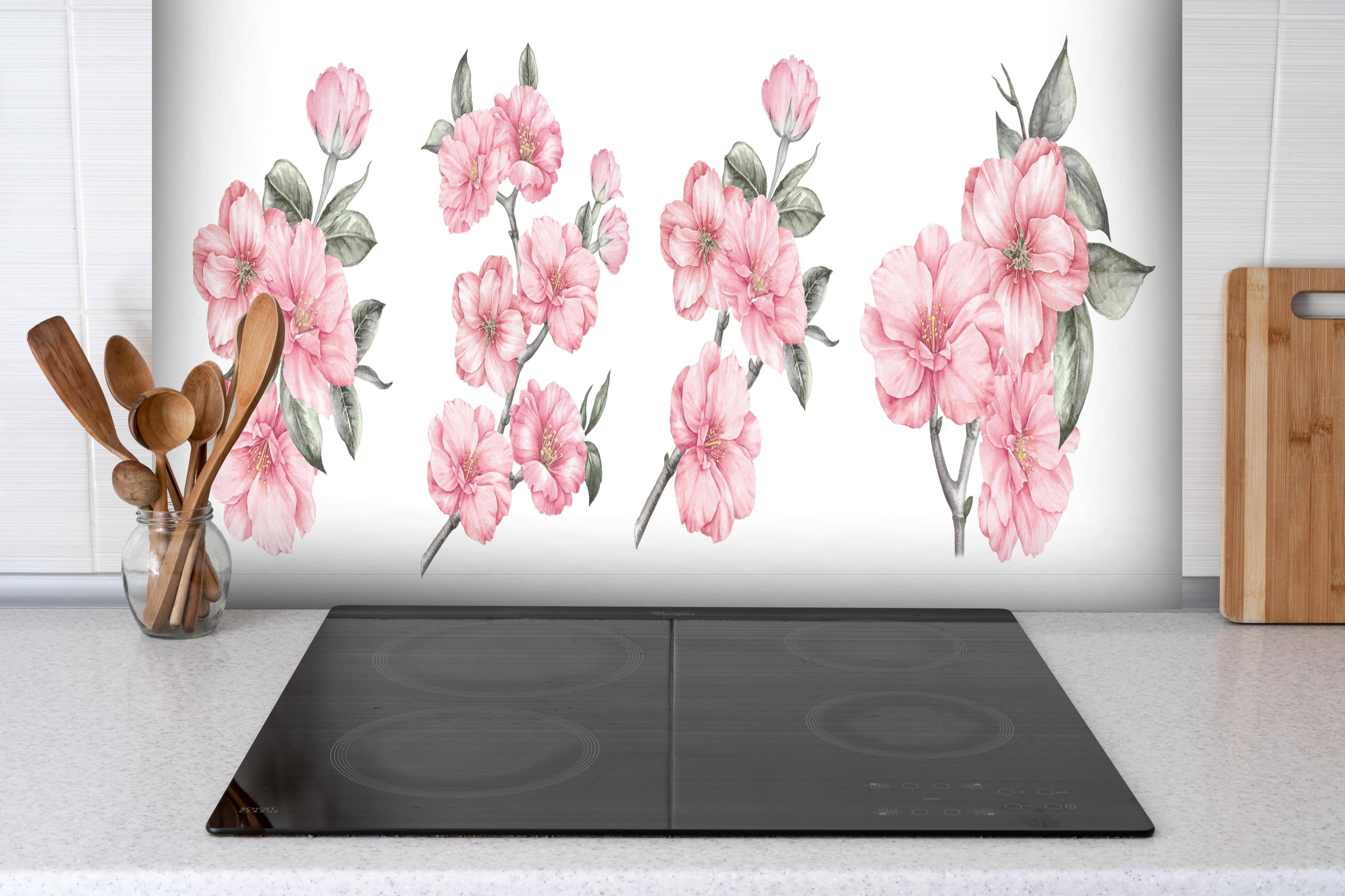 Spritzschutz - Aquarellelemente von blühenden Sakura hinter einem Cerankochfeld zwischen Holz-Kochutensilien
