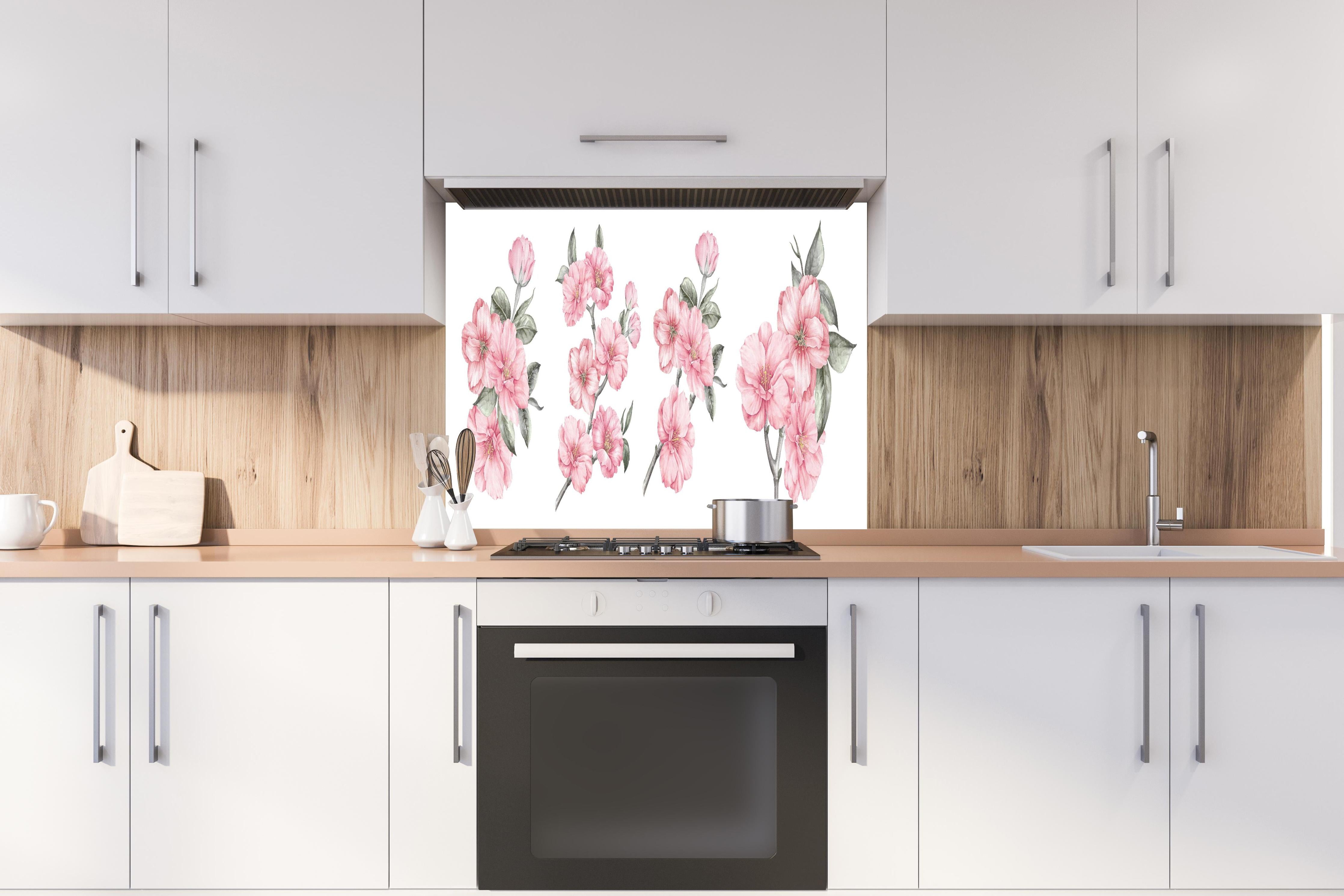 Spritzschutz - Aquarellelemente von blühenden Sakura hinter einem Cerankochfeld zwischen Holz-Kochutensilien
