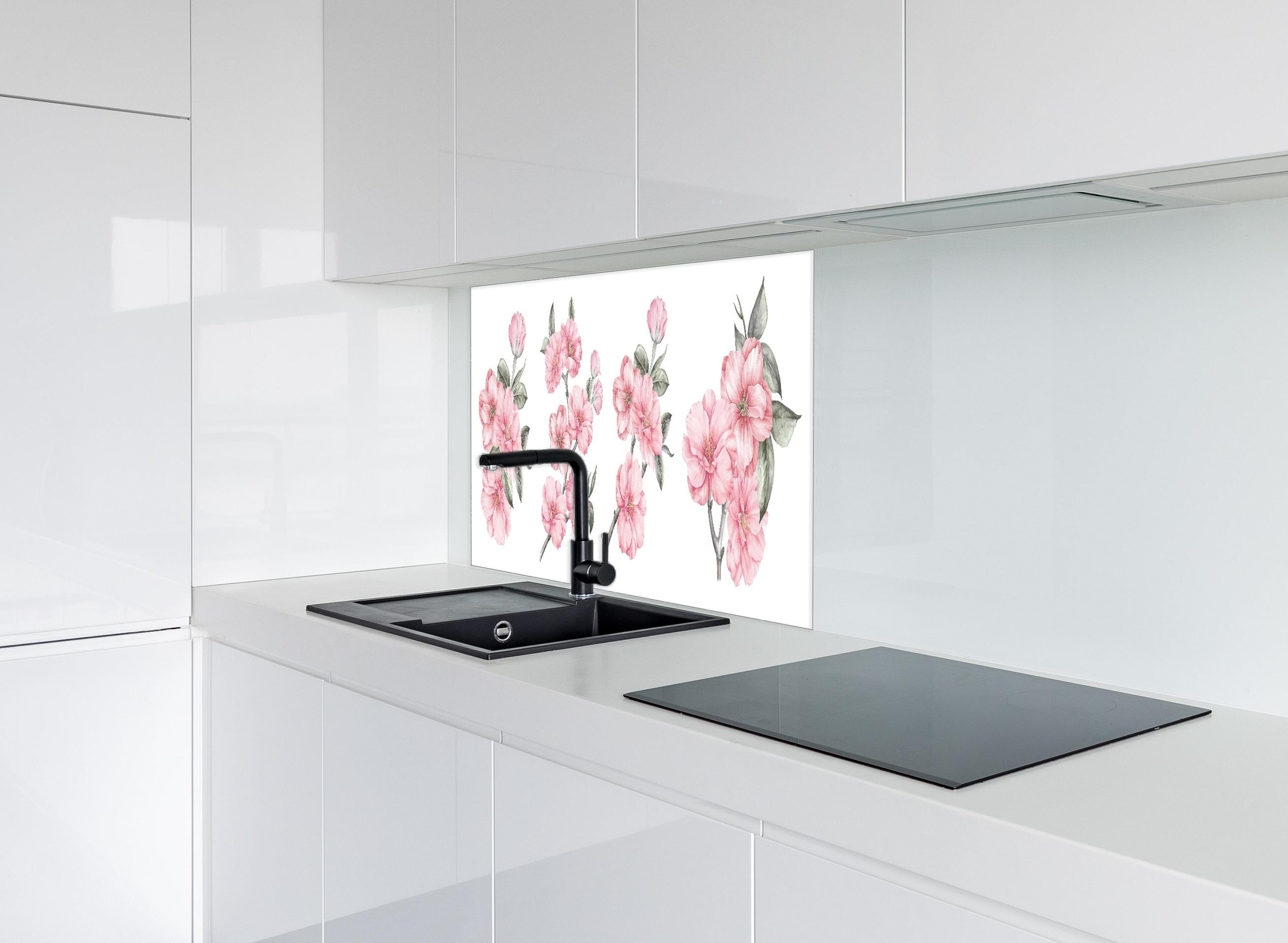 Spritzschutz - Aquarellelemente von blühenden Sakura hinter einem Cerankochfeld zwischen Holz-Kochutensilien
