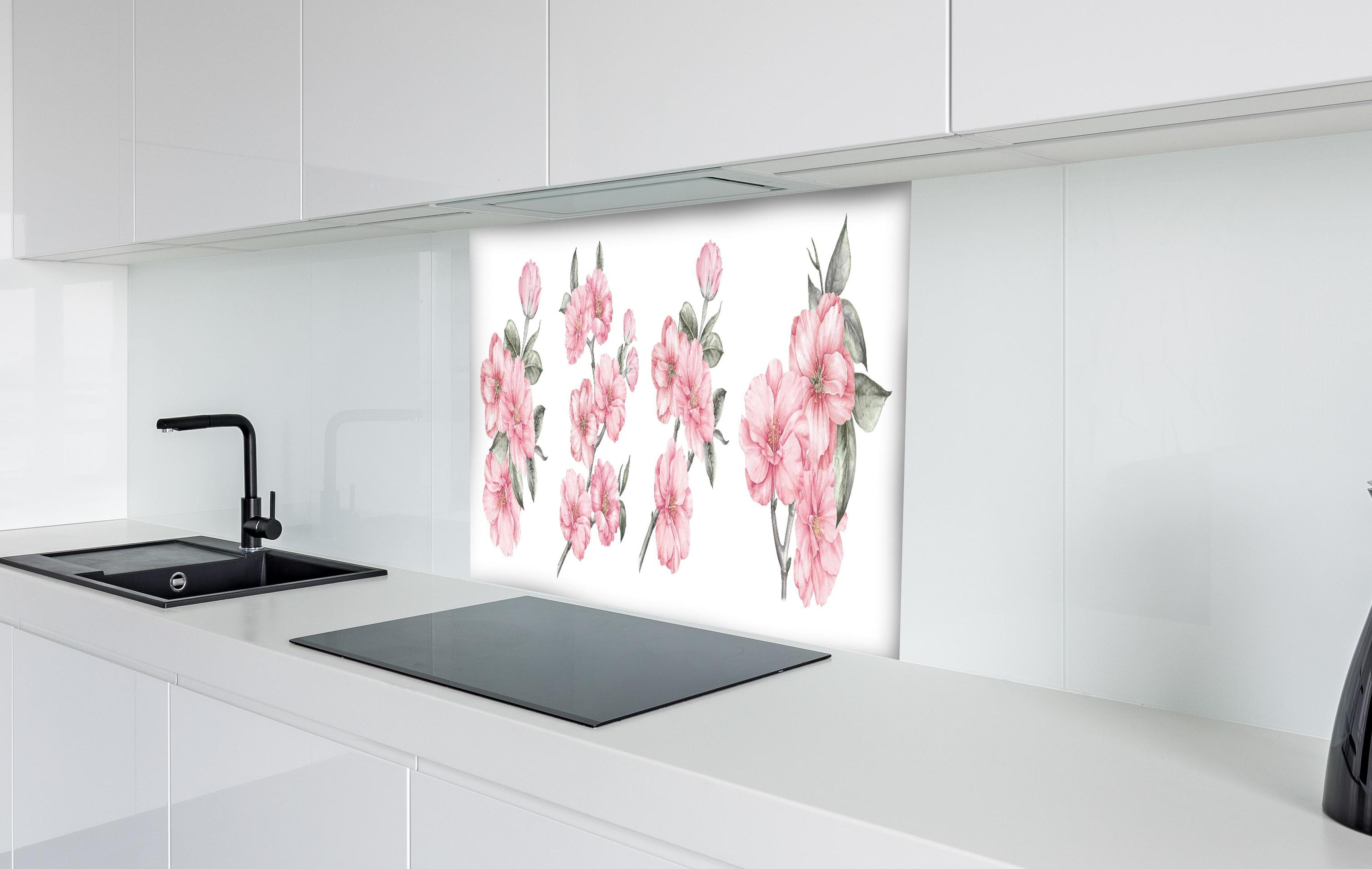 Spritzschutz - Aquarellelemente von blühenden Sakura hinter einem Cerankochfeld zwischen Holz-Kochutensilien
