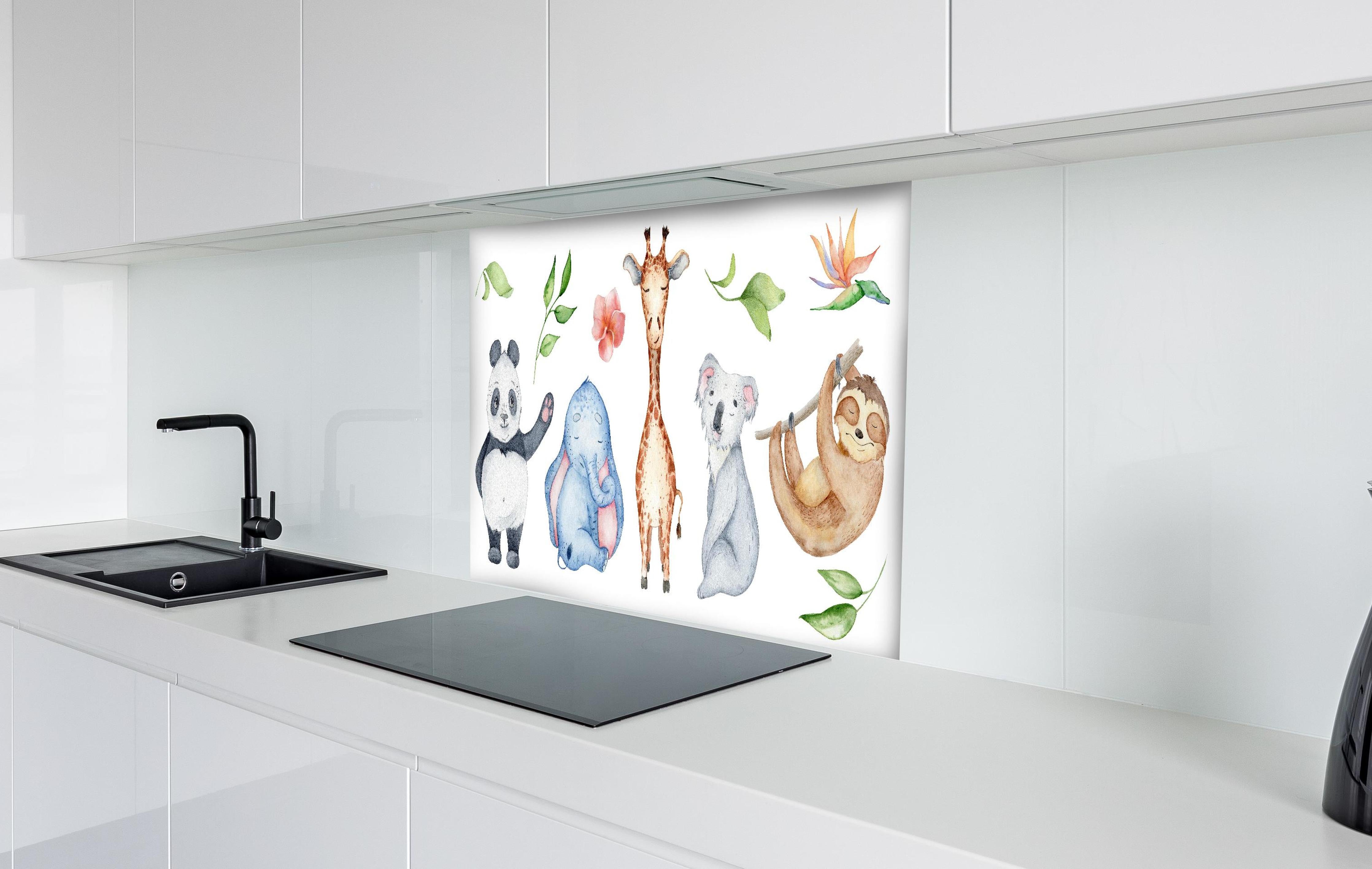 Spritzschutz - Aquarelltiere - Charakter Sammlung hinter einem Cerankochfeld zwischen Holz-Kochutensilien
